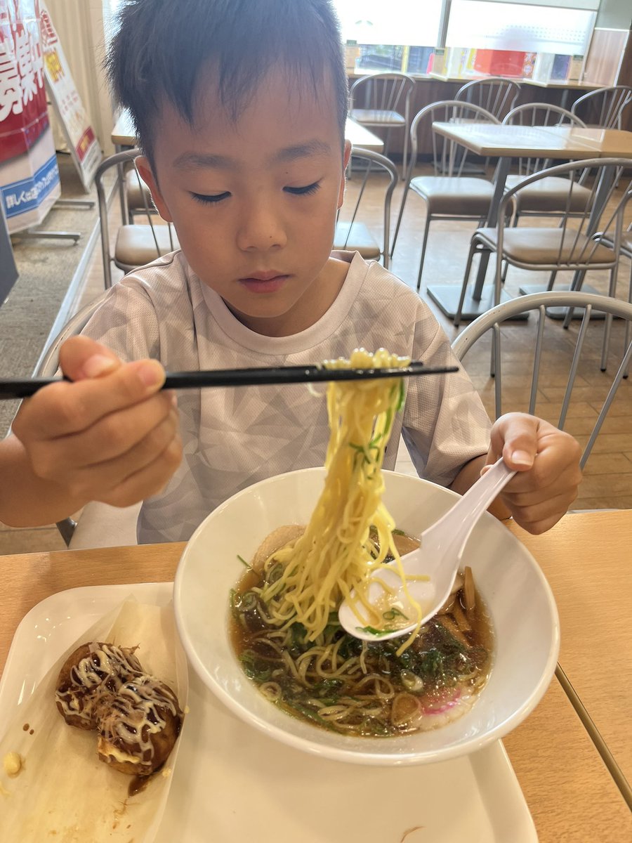 MinitopB's tweet photo. 本日のランチ
#ラーメン
#たこ焼き
#ソフトクリーム https://t.co/7L1z2aAnNI