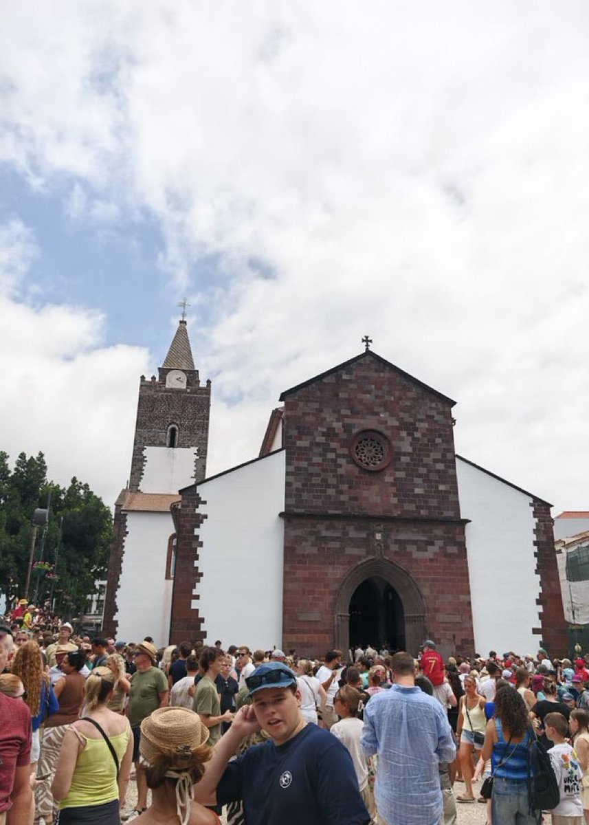 PolymarketSport's tweet photo. 🚨JUST IN: Thousands of people showed up at Funchal Cathedral in Madeira this weekend thinking Ronaldo was getting married

There was a wedding at the Cathedral, but it wasn’t Ronaldo and Georgina Rodríguez's wedding https://t.co/J0DGwUE0fr