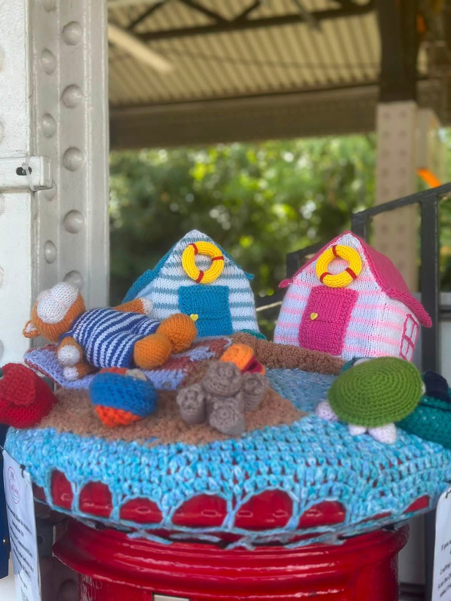 TheStourbridge's tweet photo. huge THANK YOU to Crafting for Communities who have worked their magic and beautifully redecorated our postbox topper after it was sadly damaged.

It’s looking fabulous again! 🏖️☀️

You can damage the wool, but you can’t unravel the kindness behind it. https://t.co/IPgwdlSbFi