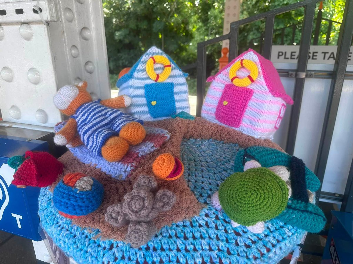 TheStourbridge's tweet photo. huge THANK YOU to Crafting for Communities who have worked their magic and beautifully redecorated our postbox topper after it was sadly damaged.

It’s looking fabulous again! 🏖️☀️

You can damage the wool, but you can’t unravel the kindness behind it. https://t.co/IPgwdlSbFi