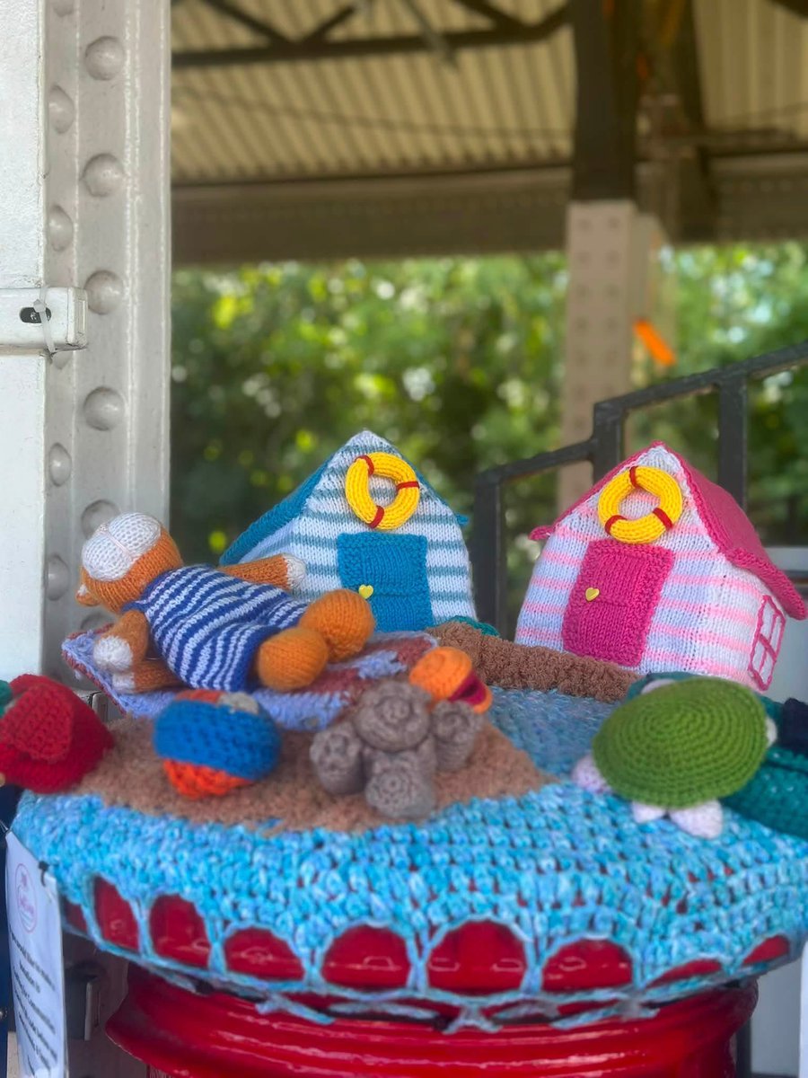 TheStourbridge's tweet photo. huge THANK YOU to Crafting for Communities who have worked their magic and beautifully redecorated our postbox topper after it was sadly damaged.

It’s looking fabulous again! 🏖️☀️

You can damage the wool, but you can’t unravel the kindness behind it. https://t.co/IPgwdlSbFi