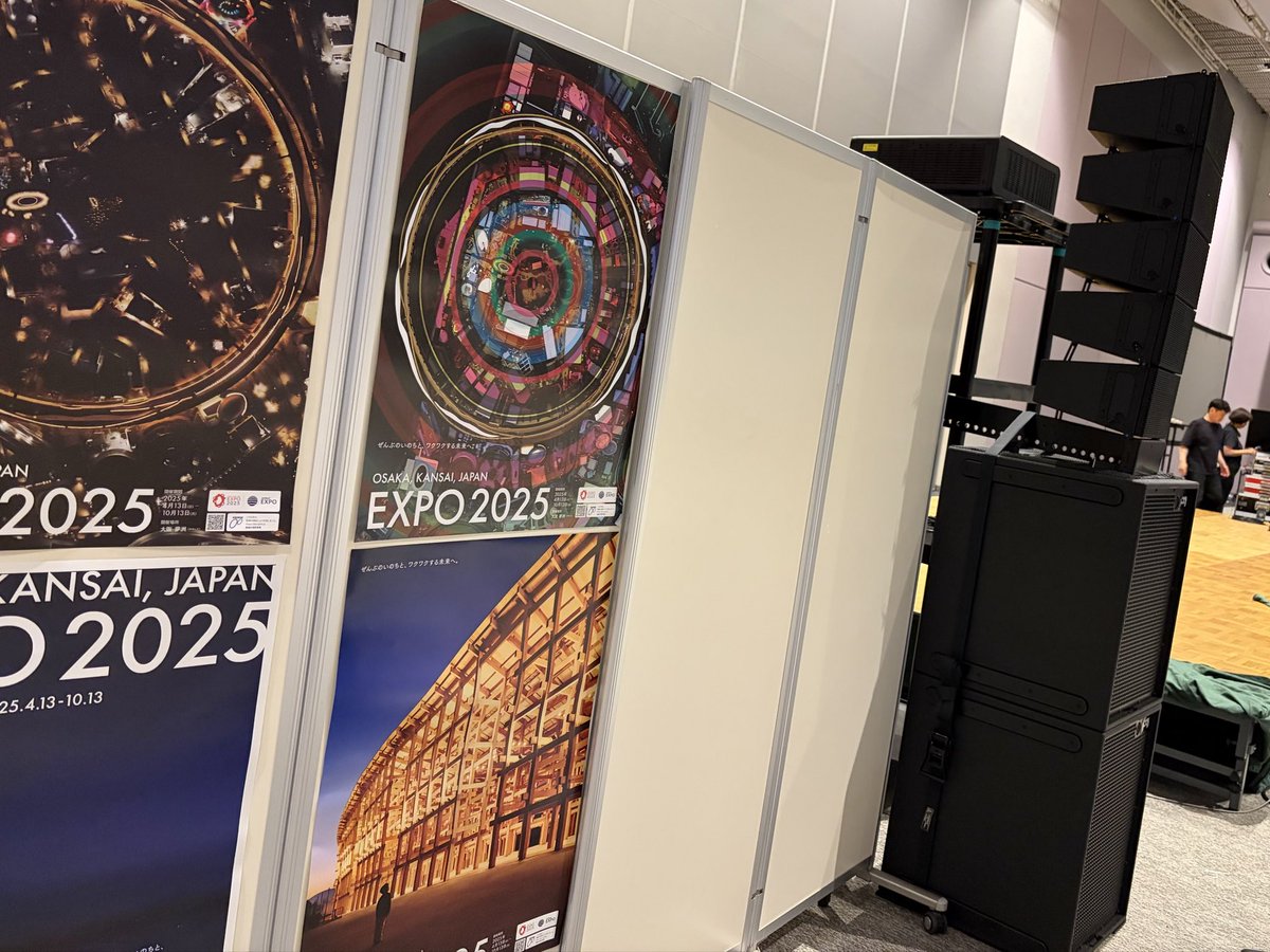 mgoto_ssp's tweet photo. Alcons Audio LR7は小型軽量、スタンド立てで5本までいけます。
ですが万一金具忘れてもSubLow BF151mk2を縦積み2段でこれくらいは高さ稼げます🍀

#アフター万博クラゲ祭り at ATCホールAホール
爆盛り上がり！
#kurageband #alconsaudio https://t.co/84ufhZA9vl