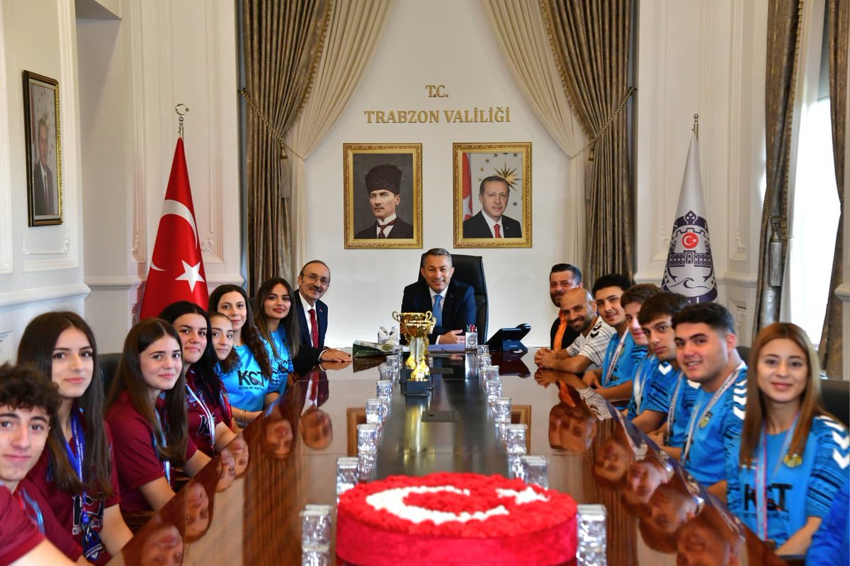 TrabzonValilik's tweet photo. 22.  Uluslararası Karadeniz Judo Şampiyonası’nda 3 takım kupası ve 12 bireysel madalya kazanarak büyük bir başarıya imza atan Düzköy Belediyesi Spor Kulübü Judo Takımı’nı, Düzköy Belediye Başkanı Selim Çelenk ile birlikte Valiliğimizde misafir ettik.

Başarılarıyla bizleri gururlandıran sporcularımızı ve antrenörlerimizi tebrik ediyor, başarılarının devamını diliyoruz. 🇹🇷👏