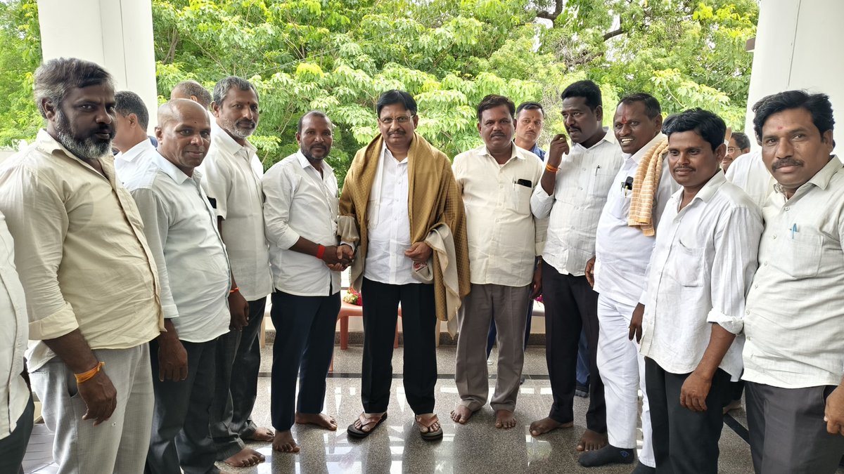 palamuru's tweet photo. ఎమ్మెల్యే క్యాంపు కార్యాలయం
 *ఎమ్మెల్యే శ్రీ యెన్నం శ్రీనివాస్ రెడ్డి గారికి ఘన సన్మానం* 
 #YennamSrinivasReddy #Mahabubnagar #congress #congressparty #mla https://t.co/6D6YLs3olR