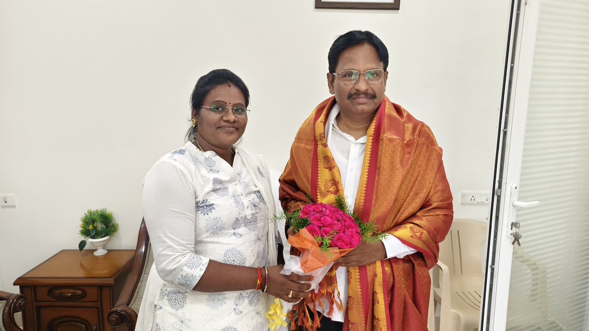 palamuru's tweet photo. ఎమ్మెల్యే క్యాంపు కార్యాలయం
 *ఎమ్మెల్యే శ్రీ యెన్నం శ్రీనివాస్ రెడ్డి గారికి ఘన సన్మానం* 
 #YennamSrinivasReddy #Mahabubnagar #congress #congressparty #mla https://t.co/6D6YLs3olR