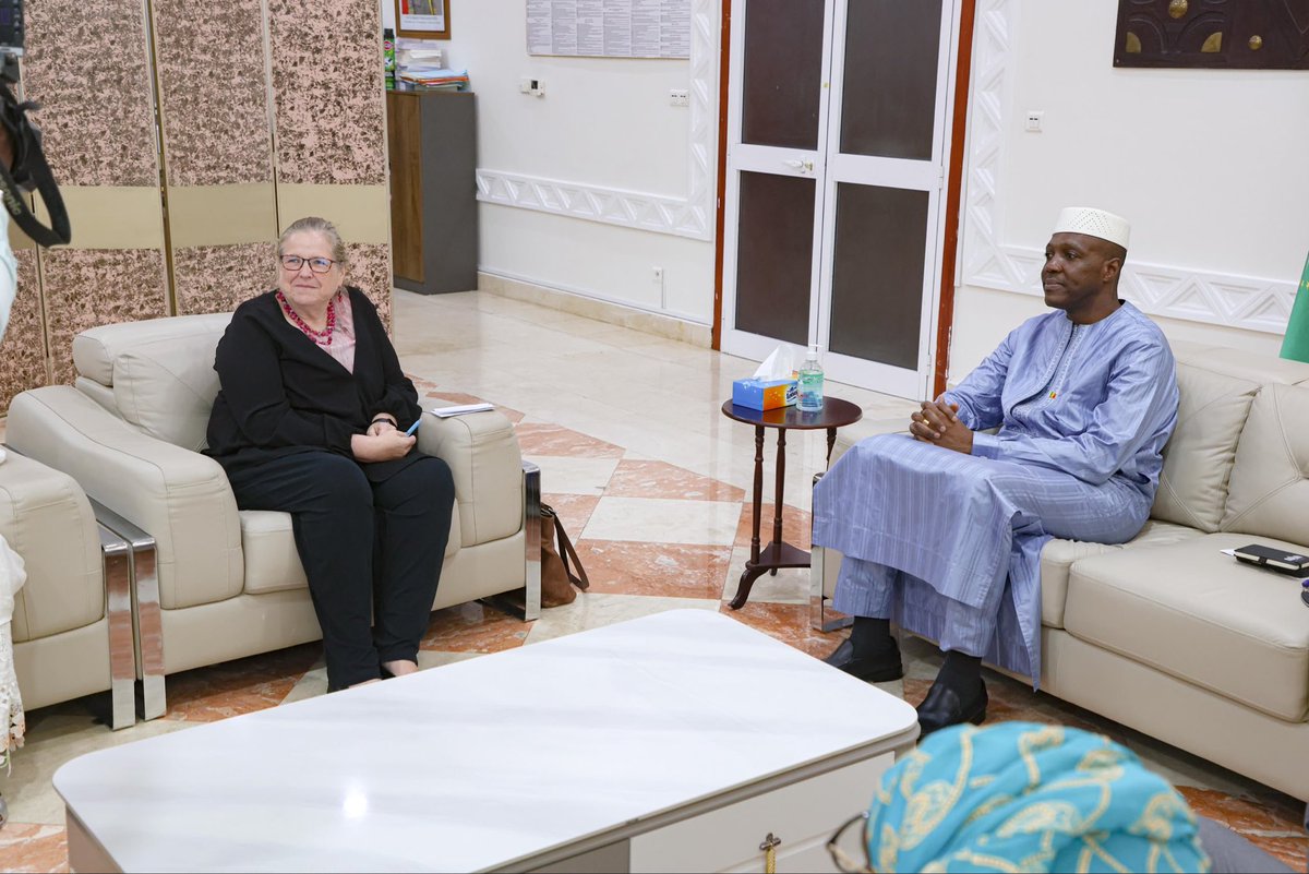 GouvMali's tweet photo. Le Premier ministre, le Général de Division Abdoulaye Maïga, a reçu en audience, ce lundi 10 août 2026, la Chargée d’Affaires de l’Ambassade du Canada, Lee-Anne Hermann, en fin de mission au Mali.
La diplomate est venue exprimer toute sa gratitude aux autorités de la Transition. https://t.co/e08C9L0vZh
