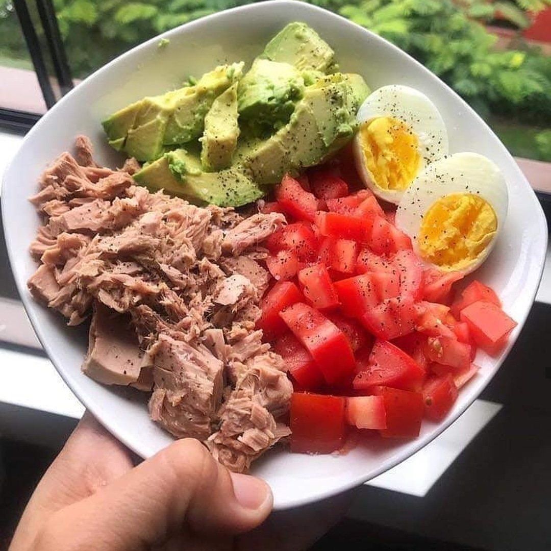 NutriologoGiron's tweet photo. Opción de cena:
1 lata de atún en agua 
1 huevo duro
1/3 de aguacate
1 taza de tomate 
225 calorías https://t.co/hTdHgZBShn