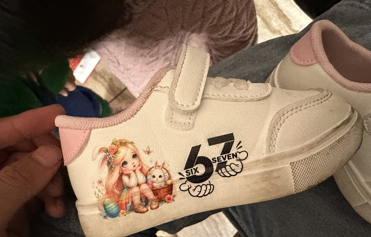 YasserPalomo's tweet photo. Estaba cuidando a mi primita y vi que tiene esto de zapatillas 😭 https://t.co/RmpX34MMmy