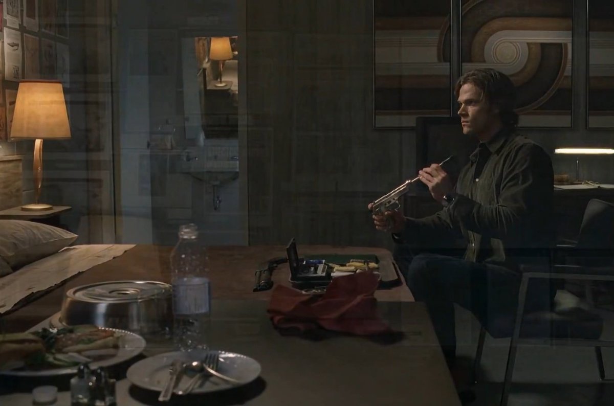 skzKarma88's tweet photo. Sam in mystery spot getting food for dean even tho he's dead 😕😕 https://t.co/Gt508tuDlo