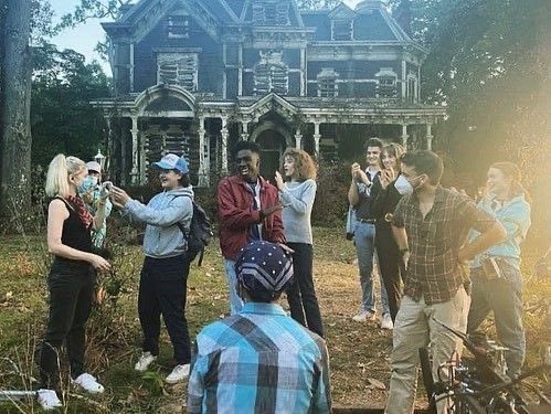 ning3field's tweet photo. 스띵 비하인드 컷 보면 나도 저 순간에 잇는것같아서 너무 좋고 호킨스 멤버들 사이에 껴서 놀고 싶음… https://t.co/gfMJyS7bVK