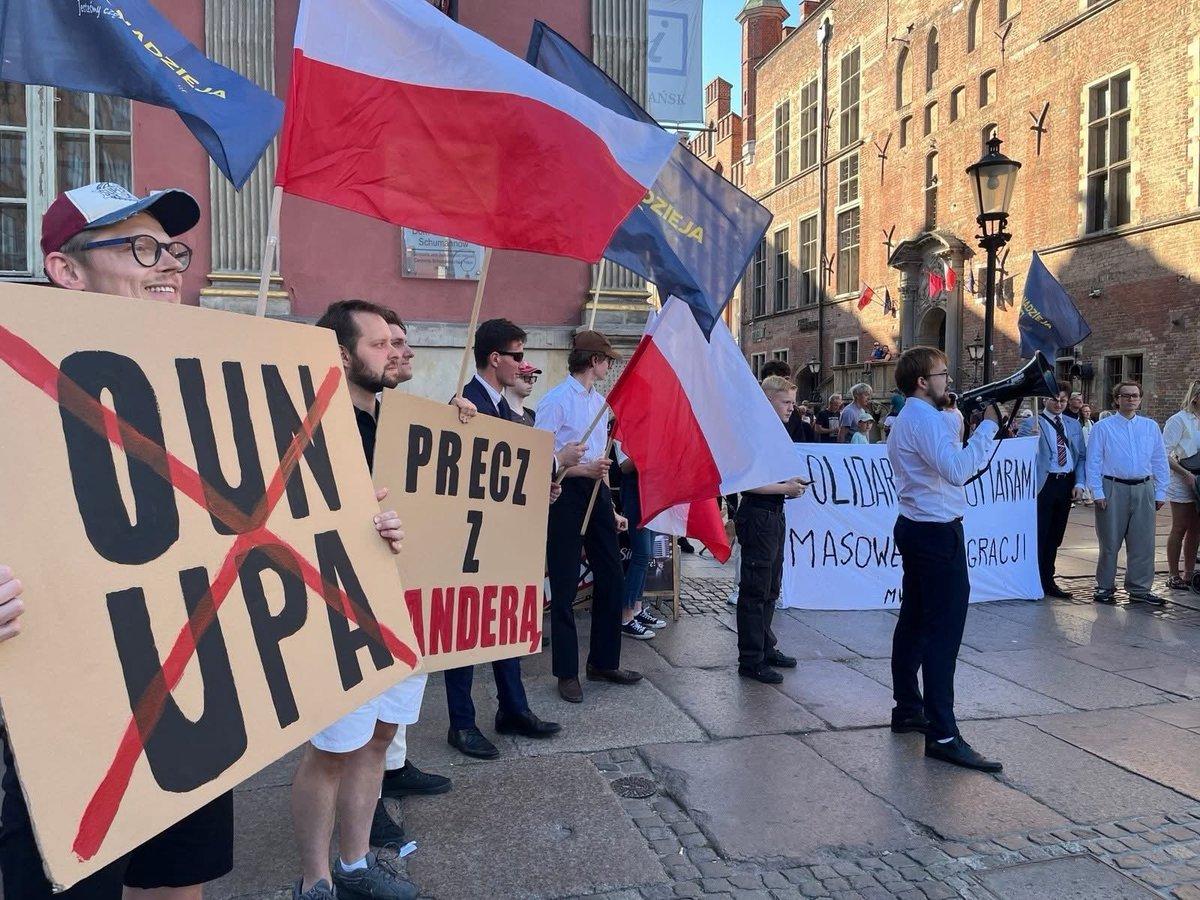 MWszechpolska's tweet photo. 🔴 Wczoraj odbyła się manifestacja Komiteu Obrony Demokracni pod hasłem: "Nie bądź obojętni". Z powodu zgodności naszych poglądów z tym hasłem zorganizowaliśmy spontaniczną pikietę solidaryzując się z ofiarami masowej imigracji, ale także przeciwko bezmyślnej polityce liberałów i napływowi  obcokrajowców do Polski.

🔴 Nie obyło się bez ostrych haseł ze strony lewicowo-liberalnych manifestantów i próby zakłócenia zgromadzenia spontanicznego, stojącego w odpowiedniej odległości. 

🔴 Nie jesteśmy obojętni na kryzys migracyjny w Europie. Nie jesteśmy obojętni na źle prowadzoną polityke polskiego rządu Tuska. Dlatego będziemy sprzeciwiać się do końca działaniom prowadzącym do destabilizacji wewnętrznej naszego kraju. 

🔴 Ukraińcy nie okazują wdzięczności za okazaną przez Polskę pomoc. Polska od początku inwazji Rosji na Ukrainę skrupulatnie pomaga zapewniając ich obywatelom dom, socjal, pracę, ale także dostawę broni i amunicji. Ukraina na czele z Prezydentem Zełenskim nie mają za grosz wdzięczności. Dlatego czas dobrodziejstw się skończył. 

🔴 Problem masowej imigracji widoczny jest w całej Europie, a uwypukla go fakt rosnącej przestępczości. Lewica w ostatnim czasie zapewniała o zmniejszeniu się liczby przestępstw na rzecz wzrostu imigrantów. Nie jest to prawda, ponieważ statystyki pokazują zdecydowany wzrost przestępczości wśród obcokrajowców we Francji czy Hiszpanii, ale niestety również w Polsce. Wśród nich można znaleźć Ukraińców, Bangladeszyków, czy Marokańczyków. 

Nie możemy milczeć. Musimy głośno mówić o problemie i go zwalczać❗️