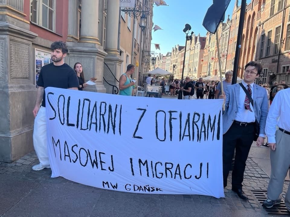 MWszechpolska's tweet photo. 🔴 Wczoraj odbyła się manifestacja Komiteu Obrony Demokracni pod hasłem: "Nie bądź obojętni". Z powodu zgodności naszych poglądów z tym hasłem zorganizowaliśmy spontaniczną pikietę solidaryzując się z ofiarami masowej imigracji, ale także przeciwko bezmyślnej polityce liberałów i napływowi  obcokrajowców do Polski.

🔴 Nie obyło się bez ostrych haseł ze strony lewicowo-liberalnych manifestantów i próby zakłócenia zgromadzenia spontanicznego, stojącego w odpowiedniej odległości. 

🔴 Nie jesteśmy obojętni na kryzys migracyjny w Europie. Nie jesteśmy obojętni na źle prowadzoną polityke polskiego rządu Tuska. Dlatego będziemy sprzeciwiać się do końca działaniom prowadzącym do destabilizacji wewnętrznej naszego kraju. 

🔴 Ukraińcy nie okazują wdzięczności za okazaną przez Polskę pomoc. Polska od początku inwazji Rosji na Ukrainę skrupulatnie pomaga zapewniając ich obywatelom dom, socjal, pracę, ale także dostawę broni i amunicji. Ukraina na czele z Prezydentem Zełenskim nie mają za grosz wdzięczności. Dlatego czas dobrodziejstw się skończył. 

🔴 Problem masowej imigracji widoczny jest w całej Europie, a uwypukla go fakt rosnącej przestępczości. Lewica w ostatnim czasie zapewniała o zmniejszeniu się liczby przestępstw na rzecz wzrostu imigrantów. Nie jest to prawda, ponieważ statystyki pokazują zdecydowany wzrost przestępczości wśród obcokrajowców we Francji czy Hiszpanii, ale niestety również w Polsce. Wśród nich można znaleźć Ukraińców, Bangladeszyków, czy Marokańczyków. 

Nie możemy milczeć. Musimy głośno mówić o problemie i go zwalczać❗️