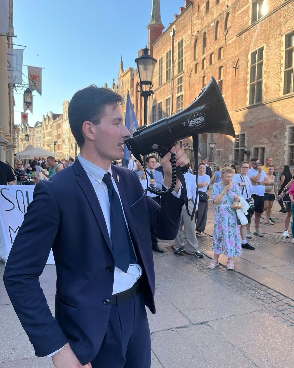 MWszechpolska's tweet photo. 🔴 Wczoraj odbyła się manifestacja Komiteu Obrony Demokracni pod hasłem: "Nie bądź obojętni". Z powodu zgodności naszych poglądów z tym hasłem zorganizowaliśmy spontaniczną pikietę solidaryzując się z ofiarami masowej imigracji, ale także przeciwko bezmyślnej polityce liberałów i napływowi  obcokrajowców do Polski.

🔴 Nie obyło się bez ostrych haseł ze strony lewicowo-liberalnych manifestantów i próby zakłócenia zgromadzenia spontanicznego, stojącego w odpowiedniej odległości. 

🔴 Nie jesteśmy obojętni na kryzys migracyjny w Europie. Nie jesteśmy obojętni na źle prowadzoną polityke polskiego rządu Tuska. Dlatego będziemy sprzeciwiać się do końca działaniom prowadzącym do destabilizacji wewnętrznej naszego kraju. 

🔴 Ukraińcy nie okazują wdzięczności za okazaną przez Polskę pomoc. Polska od początku inwazji Rosji na Ukrainę skrupulatnie pomaga zapewniając ich obywatelom dom, socjal, pracę, ale także dostawę broni i amunicji. Ukraina na czele z Prezydentem Zełenskim nie mają za grosz wdzięczności. Dlatego czas dobrodziejstw się skończył. 

🔴 Problem masowej imigracji widoczny jest w całej Europie, a uwypukla go fakt rosnącej przestępczości. Lewica w ostatnim czasie zapewniała o zmniejszeniu się liczby przestępstw na rzecz wzrostu imigrantów. Nie jest to prawda, ponieważ statystyki pokazują zdecydowany wzrost przestępczości wśród obcokrajowców we Francji czy Hiszpanii, ale niestety również w Polsce. Wśród nich można znaleźć Ukraińców, Bangladeszyków, czy Marokańczyków. 

Nie możemy milczeć. Musimy głośno mówić o problemie i go zwalczać❗️