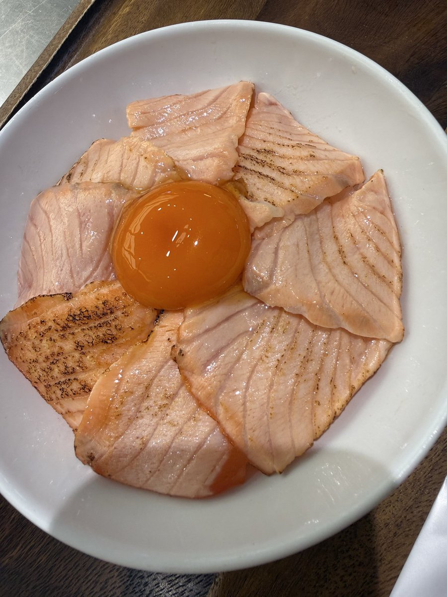 praewlovemarc's tweet photo. ร้านโปรดเลยย เค้าชอบกิน Omakaze Don มากกก เมนูโปรดคือ Aburi Salmon Don อร่อยมาก นี่ชอบกินแซลม่อนเบิร์น แซลม่อนสดมาก เนื้อนุ่มละลายในปาก โปะหน้าด้วยไข่แดงญี่ปุ่นเกรดทานดิบได้ นัวๆ  กินคู่กันคือฟรินนน ราคาแค่ 220.- เองอะ กินที่สาขา Central Park https://t.co/5SEjZkMCXt