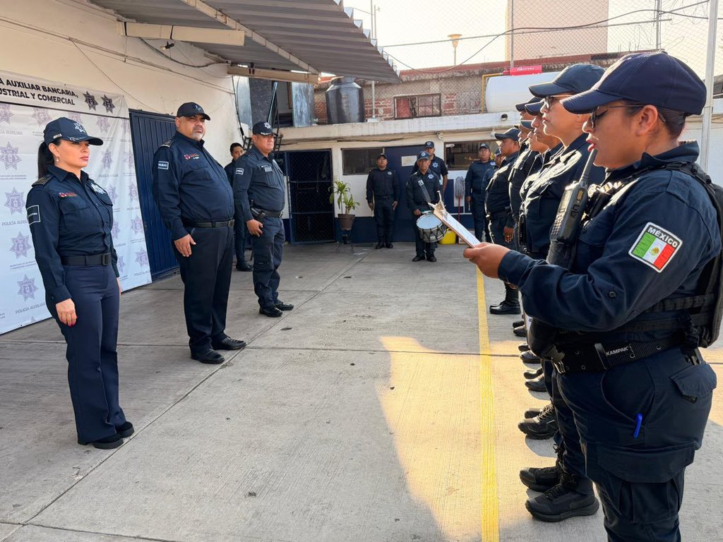 tejada_m01's tweet photo. 🇲🇽 Con Lealtad, Valor y Servicio, llevamos a cabo el homenaje a nuestro Lábaro Patrio y Parte de novedades en el Cuartel General de nuestra Institución.

Reafirmamos nuestro compromiso de seguir velando por la seguridad y el bienestar de las familias oaxaqueñas https://t.co/vHctzI1XL2