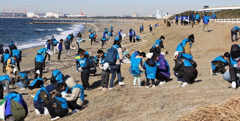 docomo's tweet photo. #ドコモの生物多様性保全活動 について紹介します。

千葉県や和歌山県では、海岸の清掃活動を実施。
特に、マイクロプラスチックは海洋生物や生態系への影響が問題視されているため、小さなプラスチックも見逃さないよう隅々までゴミの回収に努めました🌿

奈良県では、大和川源流域の清掃活動を実施。
きれいな川を取り戻すため、地域住民・民間団体・企業の方々と一丸となって環境美化に取組みました✨

ドコモはこれからも、豊かな自然や生き物たちの未来を守るため、各地域で生物多様性保全の取組みを継続していきます🌏