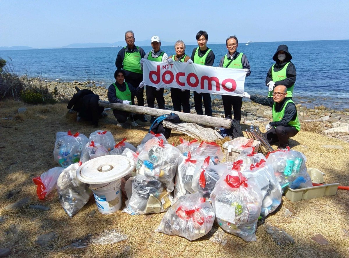docomo's tweet photo. #ドコモの生物多様性保全活動 について紹介します。

千葉県や和歌山県では、海岸の清掃活動を実施。
特に、マイクロプラスチックは海洋生物や生態系への影響が問題視されているため、小さなプラスチックも見逃さないよう隅々までゴミの回収に努めました🌿

奈良県では、大和川源流域の清掃活動を実施。
きれいな川を取り戻すため、地域住民・民間団体・企業の方々と一丸となって環境美化に取組みました✨

ドコモはこれからも、豊かな自然や生き物たちの未来を守るため、各地域で生物多様性保全の取組みを継続していきます🌏