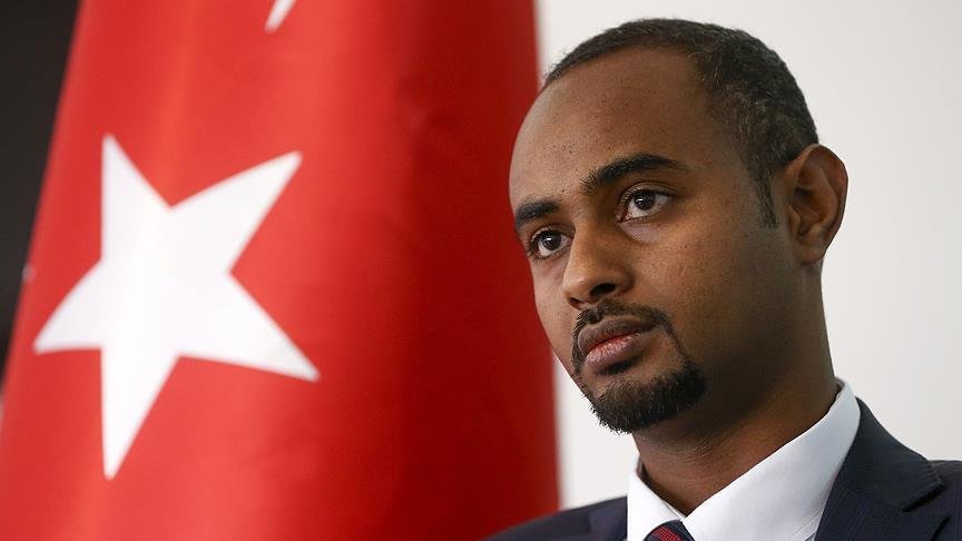 GizliArsiv2071's tweet photo. 🇹🇷🇸🇴 Türkiye’de eğitim aldı, Somali siyasetinde zirveye çıktı!

Somali Parlamentosu, Türkiye’de eğitim gören Abdulkadir Mohamed Nur’u yeni Meclis Başkanı seçti.

Nur, ülkenin cumhurbaşkanlığından sonraki en güçlü siyasi koltuğuna oturdu. https://t.co/oyOtsfAtMS