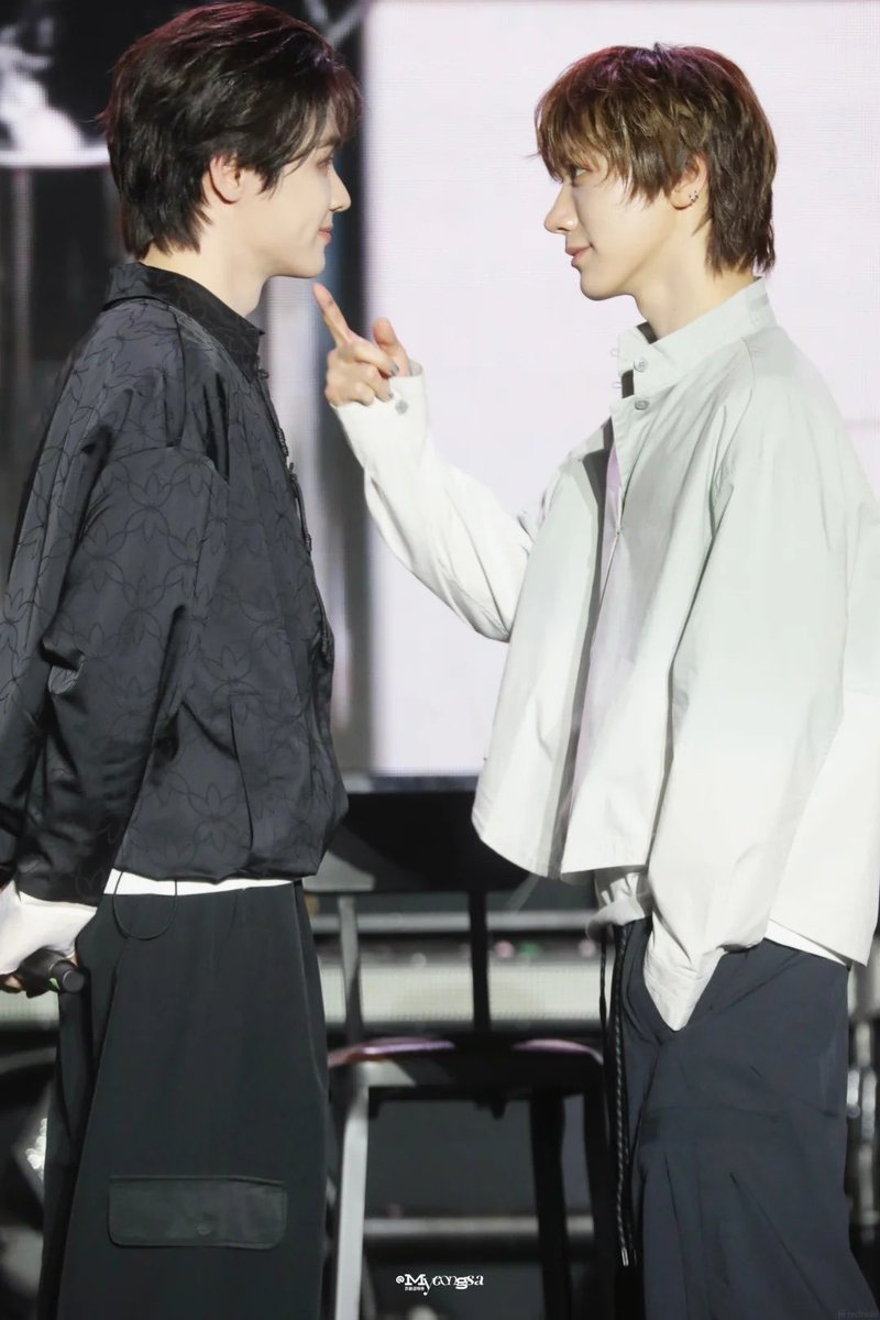 swans_writes's tweet photo. this photo has such a grip on me like this has insane movie poster potential. itM’s giving 10 Things I Hate About You with ten as the school rebel who takes a bet that he can take kun out on a date https://t.co/J0qM9ss8U6