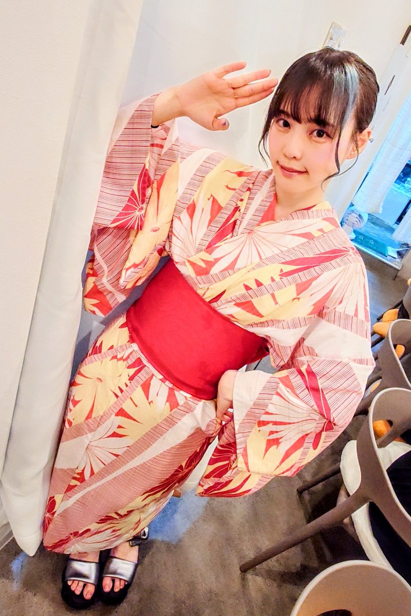 DayoFukut's tweet photo. 1日店長イベント最高のひととき🌻
浴衣姿の推しが眩しすぎ✨️、一気に夏を感じられました…！
ふるまわれたカレーもめちゃくちゃ美味しかったし、闇くじ引きも推しの私服とかバラエティ豊かでワクワクでした。浴衣姿が本当に似合ってて素敵��️浴衣姿の #もぶぴ をパシャリ📸 https://t.co/1RsZUEARIG