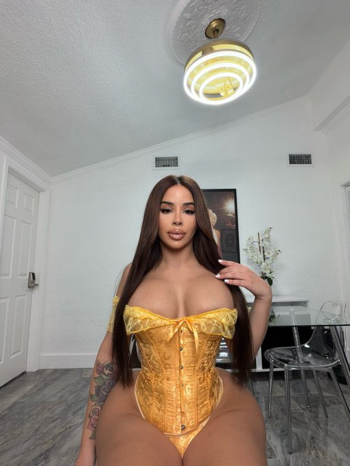 TSAverymc's tweet photo. 1 or 2? 

#trans 
#viral https://t.co/nwmSk8XOSX
