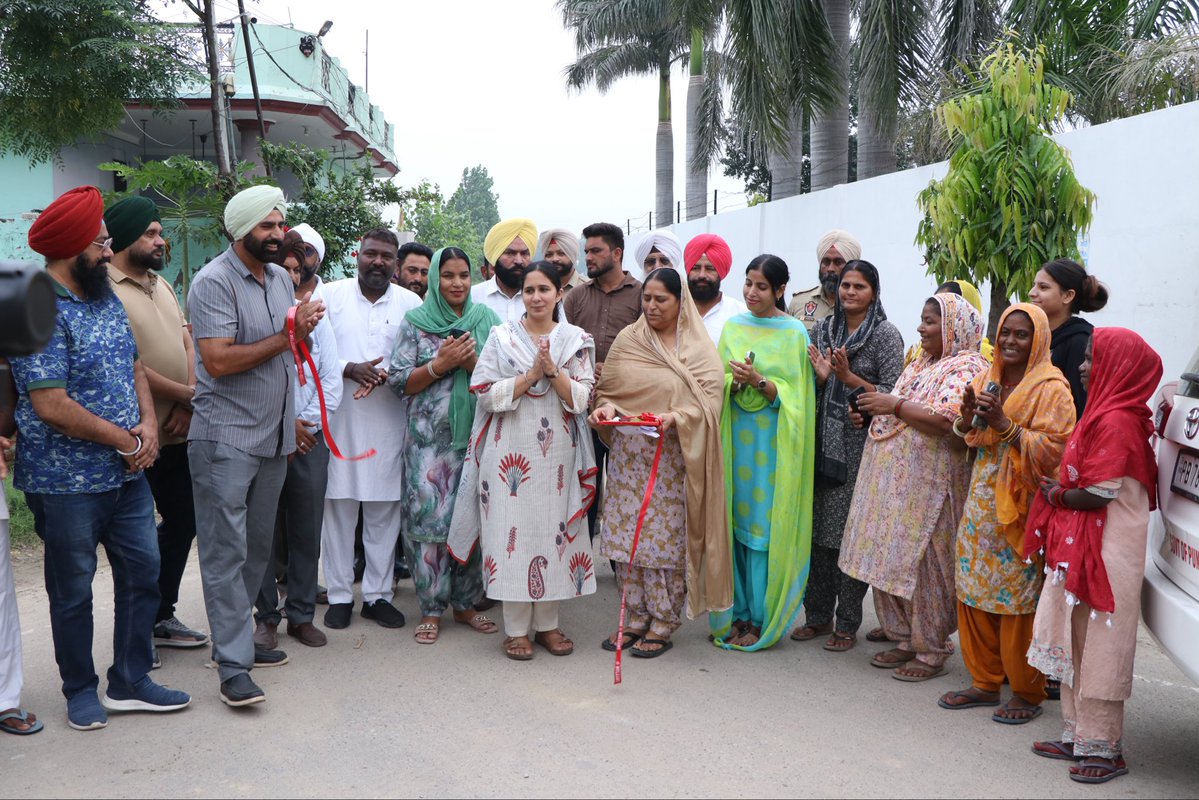 HarjotKaur44's tweet photo. ਪਿੰਡ ਤੱਗੜ ਤੋਂ ਦੰਦੂਵਾਲ ਤੱਕ ਬਣਨ ਜਾ ਰਹੀ ਨਵੀਂ ਸੜਕ ਦਾ ਉਦਘਾਟਨ ਕੀਤਾ ਗਿਆ। ₹35.38 ਲੱਖ ਦੀ ਲਾਗਤ ਨਾਲ ਬਣਨ ਵਾਲੀ ਇਹ 1.1 ਕਿਲੋਮੀਟਰ ਸੜਕ ਇਲਾਕੇ ਦੇ ਲੋਕਾਂ ਦੇ ਸਫ਼ਰ ਨੂੰ ਸੁਖਾਲਾ ਅਤੇ ਸੁਰੱਖਿਅਤ ਬਣਾਏਗੀ। ਇਸ ਤੋਂ ਉਪਰੰਤ ਪਿੰਡ ਦੇ ਹੋਰ ਵਿਕਾਸ ਕਾਰਜਾਂ ਦਾ ਜਾਇਜ਼ਾ ਲਿਆ ਗਿਆ ਤੇ ਜਲਦੀ ਹੱਲ ਕਰਵਾਉਣ ਦਾ ਭਰੋਸਾ ਦਿੱਤਾ ਗਿਆ। https://t.co/3oqJizgbTB