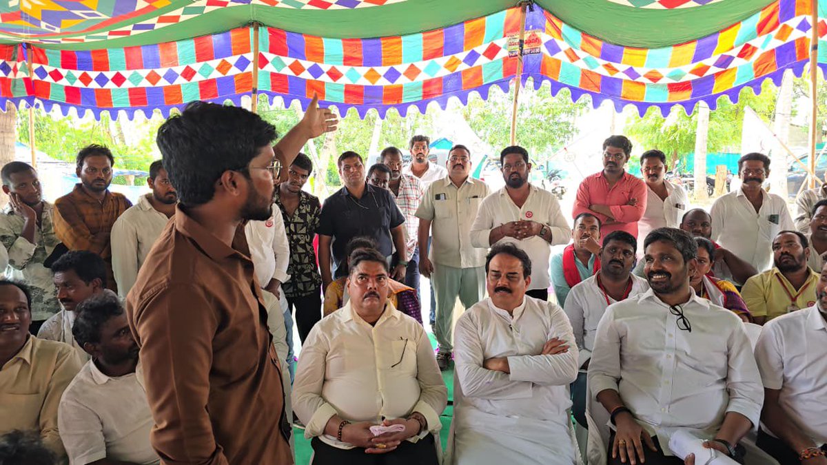 mnadendla's tweet photo. గౌరవ ముఖ్యమంత్రి శ్రీ @ncbn గారితో సోమవారం ఏలూరు జిల్లా, కైకలూరులో నిర్వహించిన  ‘‘మీ భూమి – మీ హక్కు’’ సభలో పాల్గొన్నాను. అనంతరం అక్కడే @JanaSenaParty కైకలూరు నియోజకవర్గం, కలిదిండి మండల పార్టీ నాయకులతో ఆత్మీయ సమావేశంలో పాల్గొని, పార్టీ బలోపేతంపై చర్చించాము.
@PawanKalyan . 🙏🏻 https://t.co/egXqv8W04l