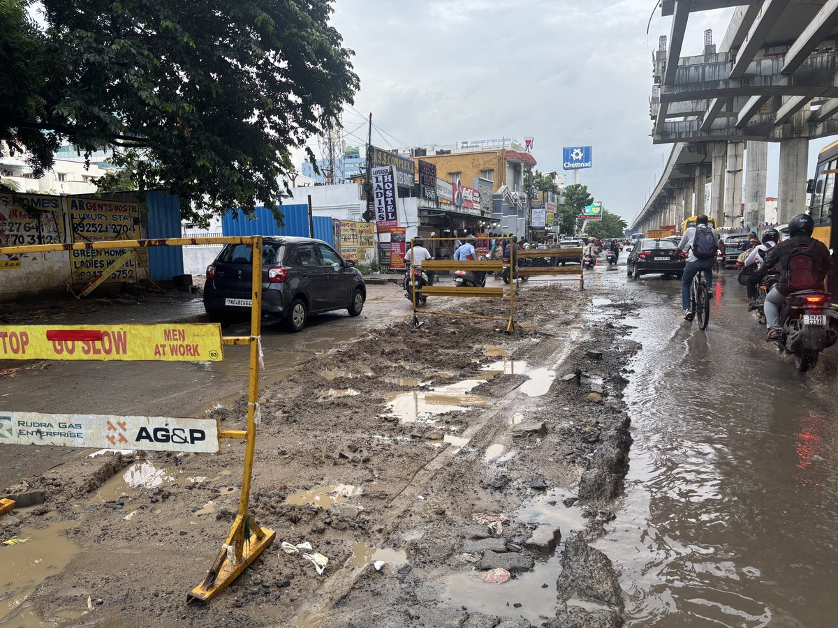 omjasvinMD's tweet photo. The condition of Old Mahabalipuram Road after a 15-min shower in Thoraipakkam and Sholinganallur… Photo 3 - pedestrian walking in the carriage way as the water has stagnated for upto two lanes. https://t.co/9TbyuBrv4m