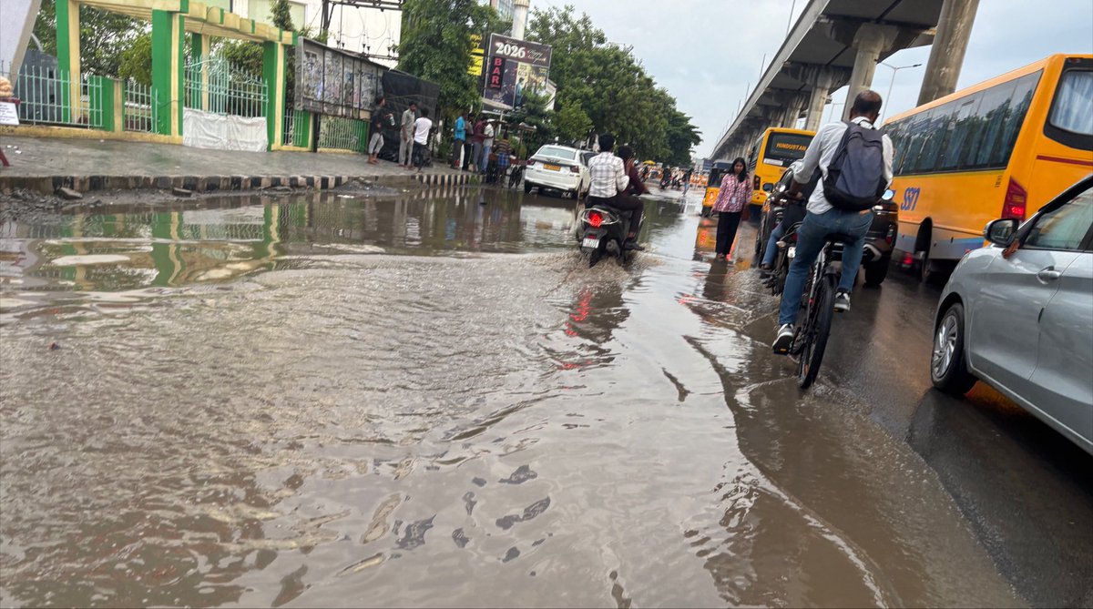 omjasvinMD's tweet photo. The condition of Old Mahabalipuram Road after a 15-min shower in Thoraipakkam and Sholinganallur… Photo 3 - pedestrian walking in the carriage way as the water has stagnated for upto two lanes. https://t.co/9TbyuBrv4m