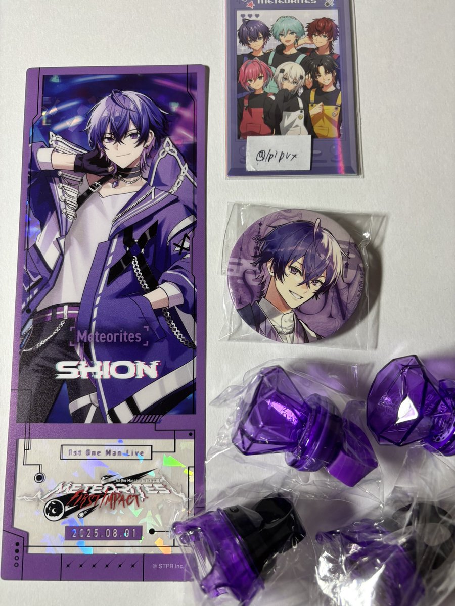 lpipvx's tweet photo. @_torihiki_rei_ 検索より失礼します。画像の💫💜と同種チケットリンラ️🩵缶バッジは25ふぇすとまとめて交換可能でしょうか？ご検討よろしくお願いします🙇‍♂️ https://t.co/6h0wDo7YD5