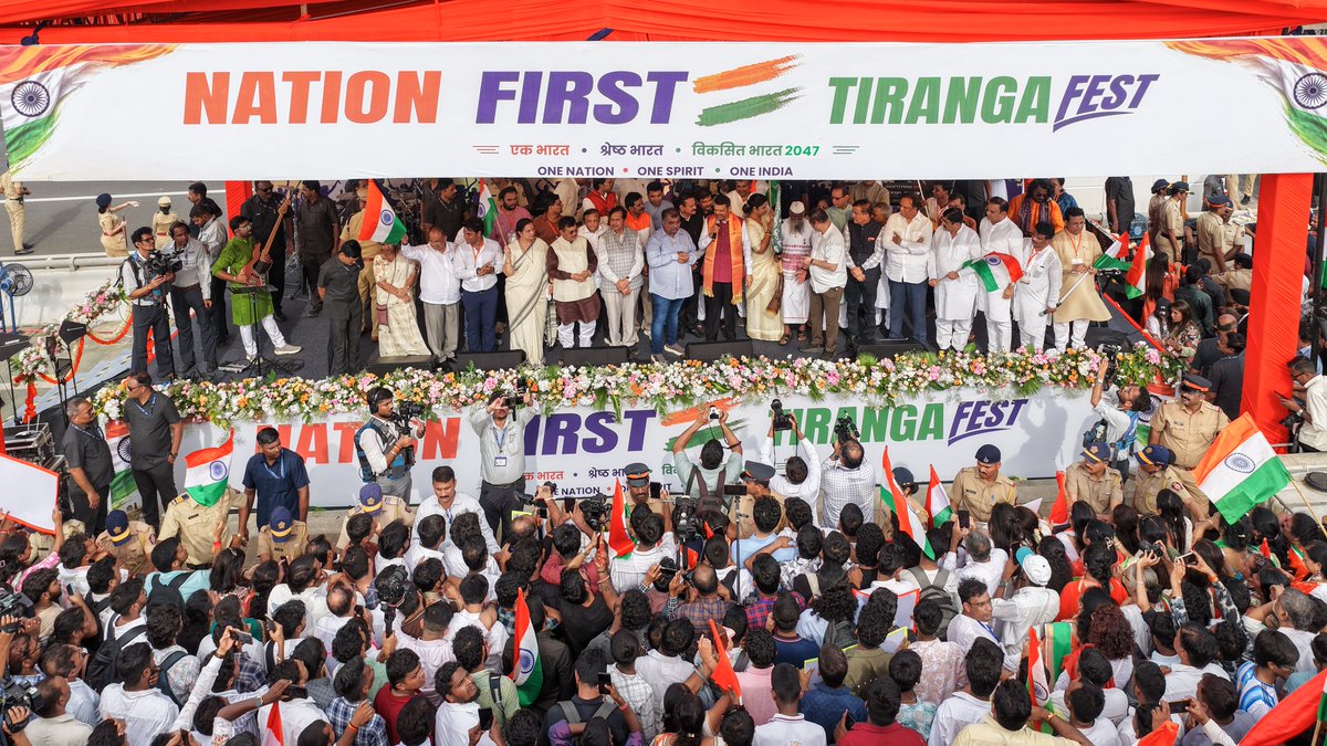 Dev_Fadnavis's tweet photo. सारे जहाँ से अच्छा, हिन्दोस्ताँ हमारा

डौलाने फडकणाऱ्या तिरंग्याच्या साथीने, भारतमातेच्या अभिमानाची अनुभूती देणारे अविस्मरणीय क्षण...

#TirangaRally #Mumbai #HarGharTiranga