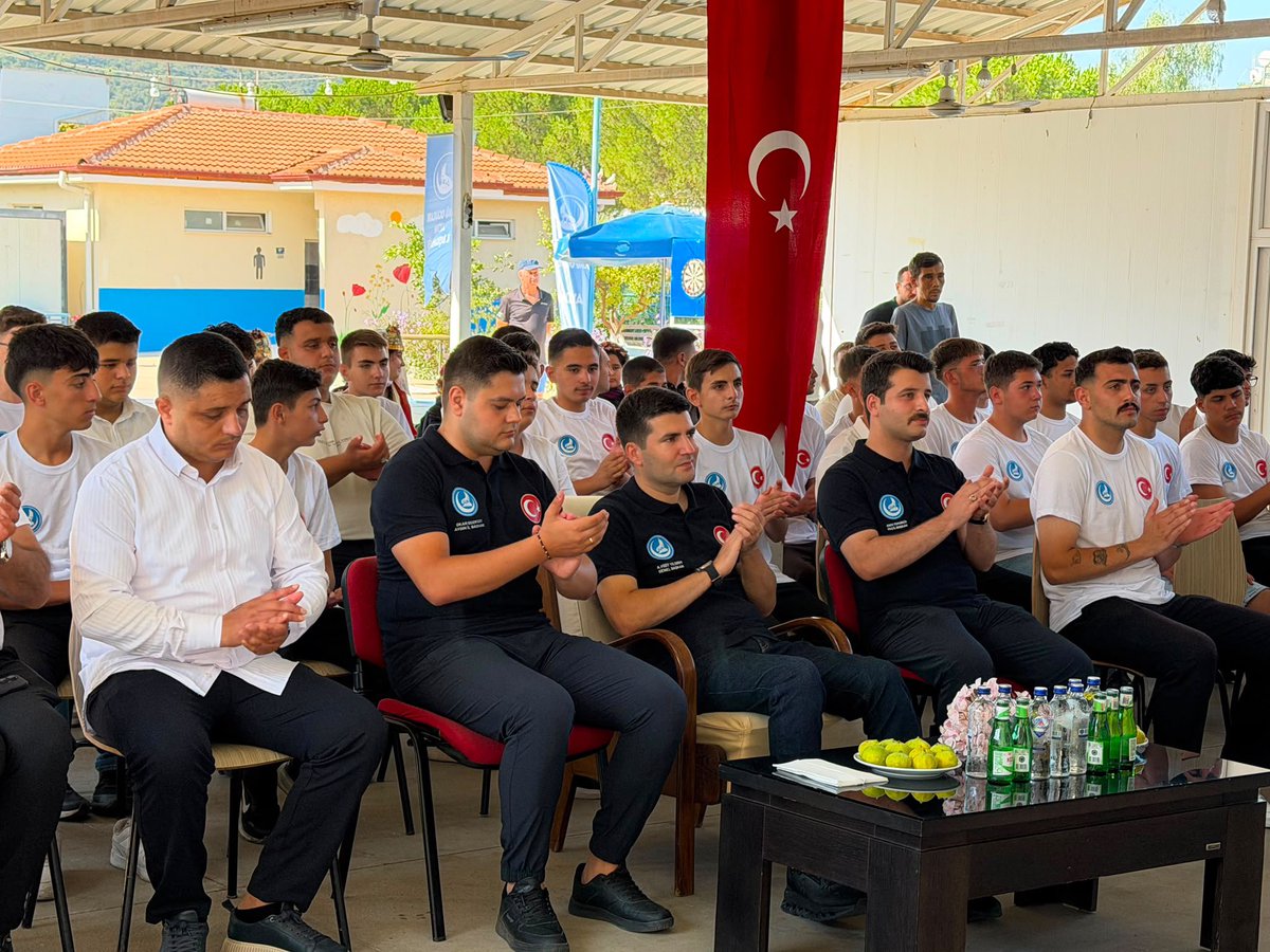 Mus_ulkuocak's tweet photo. Ülkü Ocakları Genel Başkanımız Sayın Ahmet Yiğit Yıldırım Beyefendinin teşrifleriyle, Ülkü Ocakları Aydın İl Başkanlığımızın ev sahipliğinde gerçekleştirilen İsmail Gaspıralı Eğitim, Kültür ve Spor Programına Ülkü Ocakları Muş İl Başkanlığı Ortaöğretim teşkilatımızla katılarak farklı illerimizden teşkilat mensuplarımızla bir araya geldik.

Kardeşlik, dayanışma ve centilmenlik içerisinde gerçekleştirilen sportif müsabakalarda dereceye giren Ocaklarımızı tebrik ediyoruz:

🏆 Dart: Gaziantep
🏆 Ayak Bowlingi: Çorum
🏆 Cornhole: Uşak
🏆 Halat Çekme: Muş

Program kapsamında, İsmail Gaspıralı Eğitim, Kültür ve Spor Kursu’nu başarıyla tamamlayan gençlerimize sertifikaları, Genel Başkanımız Sayın Ahmet Yiğit Yıldırım tarafından takdim edildi.

Eğitimden kültüre, spordan sosyal gelişime uzanan kapsamıyla gençlerimizin gelişimine katkı sunan programın gerçekleştirilmesinde emeği geçen Ülkü Ocakları Aydın İl Başkanlığımıza ve emeği geçen tüm Ülküdaşlarımıza teşekkür ederiz.
@ayyildirim1 
@LutfuNebioglu 
@EnesTemurin1