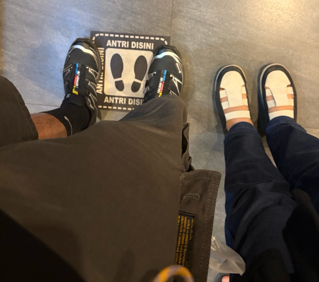 aqilliqaa's tweet photo. Flight dari Adelaide-Bali, lanjut travel ke Banguwangi &amp; bus ke Yogyakarta ditempuh lebih dari 24 jam. Niat bulat &amp; punya tujuan yang jelas. Dengan tegas saya bilang “Memang benar saya harus diperjuangkan se ugal-ugalan ini”. Terima kasih, pria tampan &amp; pemberani🫶🏻 https://t.co/qhF6QLsx3f
