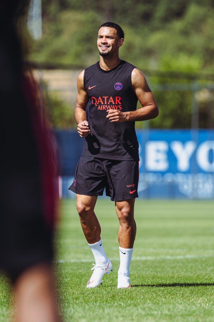ActuFoot_'s tweet photo. Warren 2.0 💈❤️💙

📸 @PSG_inside https://t.co/24CDOJQch3