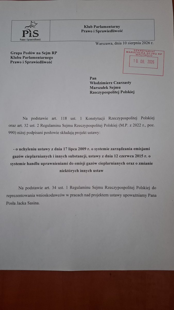 mblaszczak's tweet photo. Czas na niskie rachunki! 

Klub Parlamentarny PiS złożył dziś w Sejmie projekt ustawy o wyjściu Polski z systemu ETS.

Dość płacenia gigantycznych rachunków za unijną politykę klimatyczną. Dość obciążeń, które podnoszą ceny energii, uderzają w polskie rodziny i odbierają konkurencyjność naszym firmom.

Skoro rząd Donalda Tuska nie chce walczyć o tańszą energię, my składamy konkretne rozwiązanie.