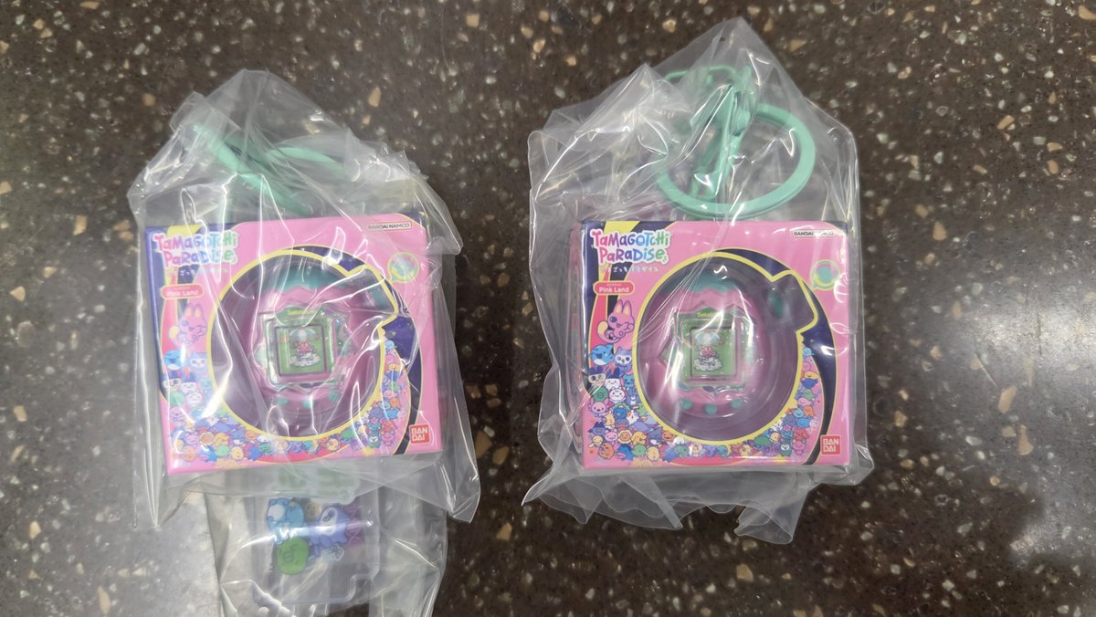 SinitagariSiaku's tweet photo. 【交換/譲渡】

たまごっちカスタムキーリング2

譲 ▶ Tamagotchi Paradise Pink Land(画像①)

求 ▶ たまごっちめじるしアクセサリー(画像②)＜定価＋送料

横浜手渡しor郵送
(定価＋送料の場合 郵送でのご対応)

異種交換のため難しいとは思いますが、検索からでもお気軽にご連絡ください🙇🏻‍♀️´- https://t.co/SQ0KlzPvgC