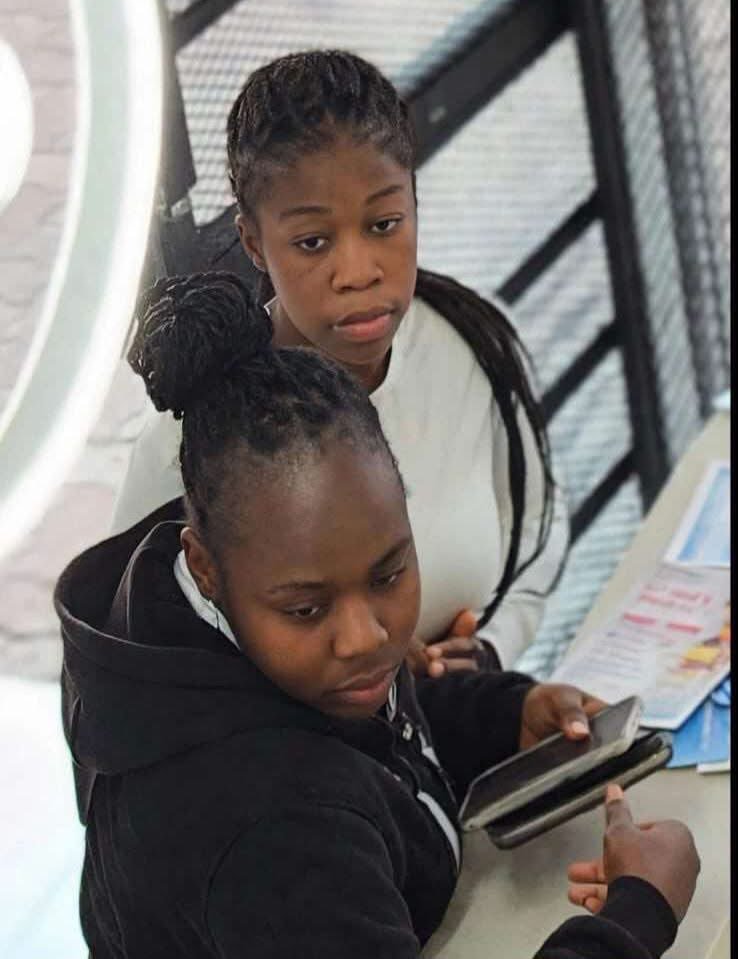 MDNnewss's tweet photo. Police are searching for suspects who allegedly stole three cellphones from Nqoba Triumph Wound Clinic in Vanderbijlpark on Saturday afternoon.

The incident occurred at around 14:00 at the clinic, located opposite Checkers Hyper. https://t.co/Pdm5YASu6V