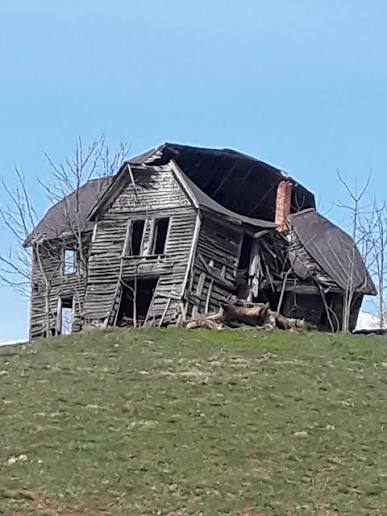LinkofSunshine's tweet photo. POV: ur a homeless guy getting off the bus arriving at your government granted vacant home in Parkersburg, West Virginia (the city's last job is leaving next Tuesday) https://t.co/gDrMcjCXgN
