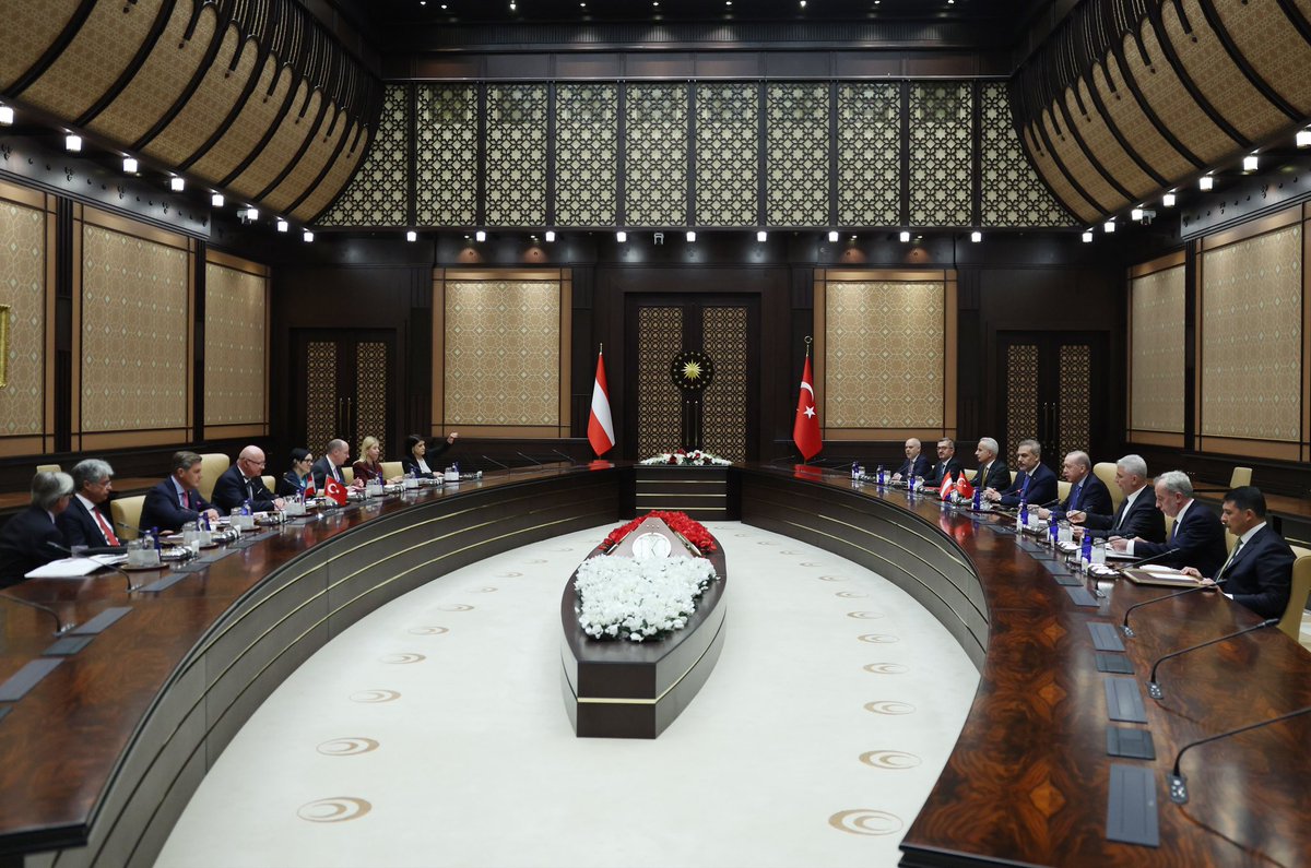 a_uraloglu's tweet photo. Cumhurbaşkanımız Sayın @RTErdogan ile Avusturya Şansölyesi Sayın @_CStocker’ın ikili görüşmesinin ardından heyetler arası görüşmemizi gerçekleştirdik.

Türkiye ile Avusturya arasındaki ulaştırma, lojistik ve bağlantısallık başlıklarını değerlendirerek Avrupa ile Asya arasındaki ulaşım ağlarının güçlendirilmesine yönelik görüş alışverişinde bulunduk.

Ulaşımın mesafeleri kısalttığı, ticareti hızlandırdığı ve ülkeleri birbirine daha güçlü bağladığı bir dönemde ülkemizin merkezi konumunu daha da anlamlı hâle getirmek için temaslarımızı sürdüreceğiz. 

🇹🇷🤝🇦🇹

📍 Cumhurbaşkanlığı Külliyesi

#TürkiyeHızlanıyor 🇹🇷