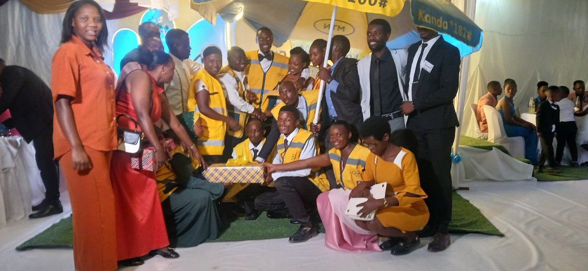 VisitRuhango's tweet photo. @IcyimpayeJeann1 @MTNRwanda Byo ibihembo birakwiye!

@MTNRwanda aba bantu bakwiye ishimwe kubw'ubunyanwuga n'Ubudasa bahamirishije icyizere bafitiye akazi bakora 
#UmukoziKuMurimo 
Nibikora neza twe nka #VisitRuhango twiteguye kubaherekeza.
@Muzeturwubake @JustinNsengima @ChadadiHabimana @umperukacyera0 https://t.co/ycs7KFC4ap