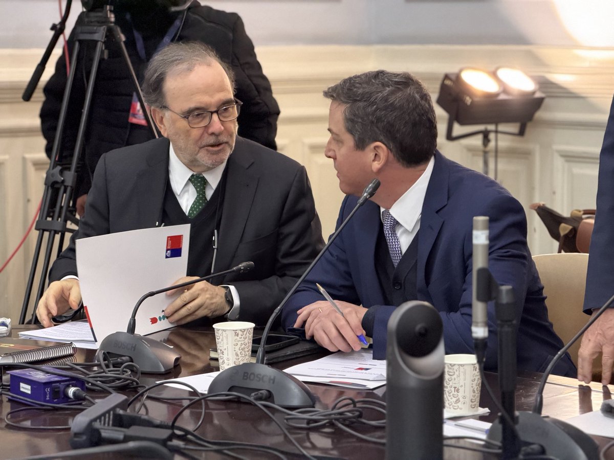 SubseHacienda's tweet photo. Comisión de Hacienda del Senado

El subsecretario de hacienda, Sebastián Vallebona, junto a los ministros Quiroz y Poduje exponen sobre el PdL que extiende el subsidio al crédito hipotecario y Fogaes https://t.co/YxPNzhnd6O