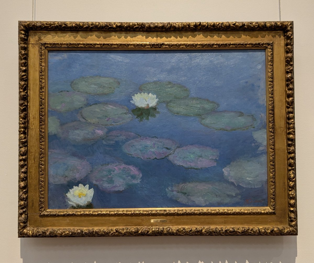 bluedaisy2010's tweet photo. #国立西洋美術館 常設展で『クロード・モネ没後100周年』の特集展示も観て来ました。7月初めのお知らせで楽しみにしていた、西洋美術館所蔵のモネ全19点、心に留めました。とくに好きなのは 最後の、水色の湖面に真白な花の《睡蓮》1897~99頃(モネ 57~59歳頃） 葉のピンク色もきれい。7/22〜9/23迄 https://t.co/UGXiodHPQf