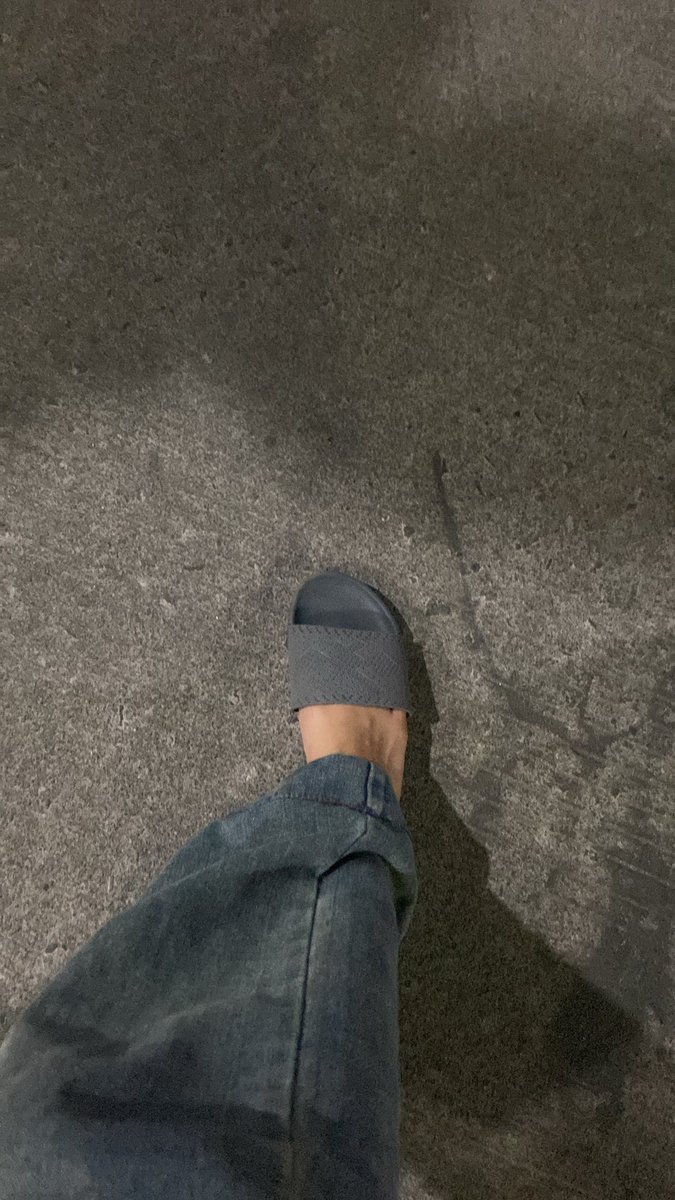 yikesweezy's tweet photo. sendal kesayangan gua diambil orang dan dituker sama ini ajg??????? kayak…. SENDAL DOANG LU AMBIL? https://t.co/jEpd8VeVhG