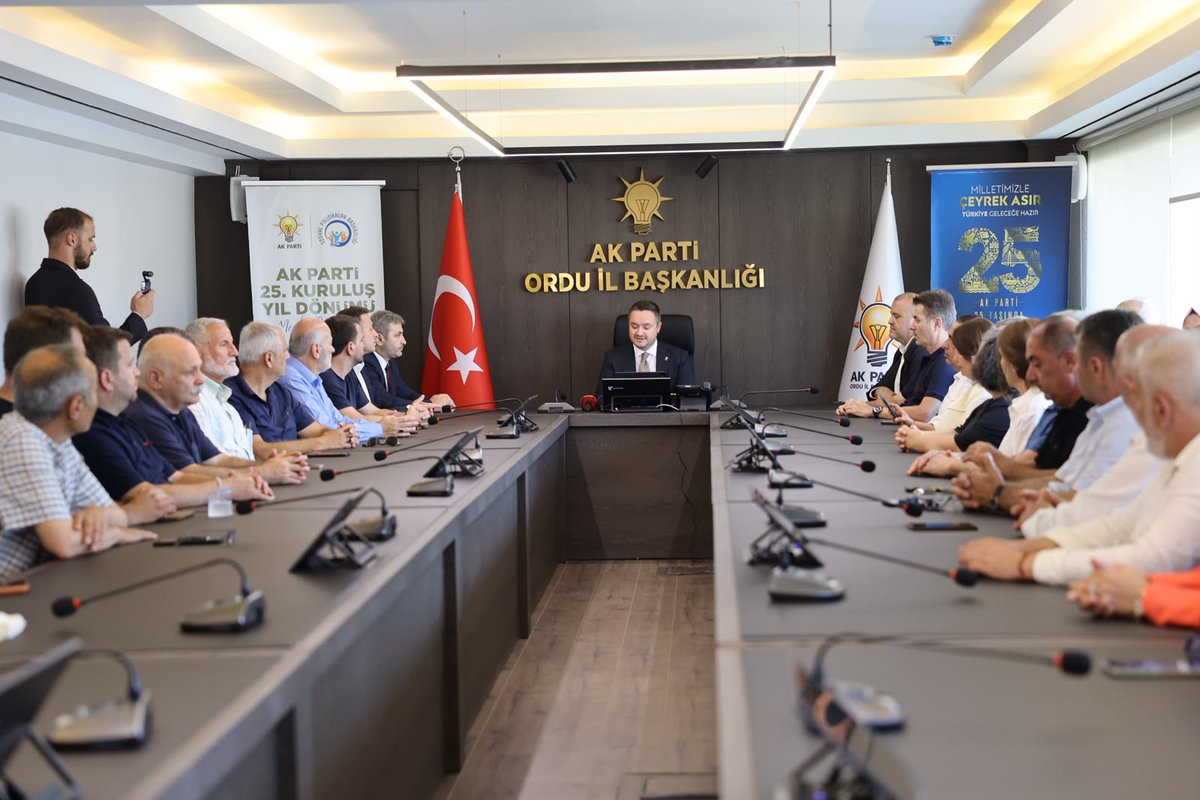 akpartiorduorg's tweet photo. AK PARTİ İL BAŞKANI SAMET ÖZDEMİR ;
MİLLETİMİZLE ÇEYREK ASIR, TÜRKİYE GELECEĞE HAZIR

AK PARTİ İl Başkanı  Samet ÖZDEMİR Parti İl binasında AK PARTİ’nin kuruluşunun 25. Yıldönümü nedeniyle basın toplantısı düzenledi . Başkan Özdemir toplantıda  ; Bundan tam 25 yıl önce, 14 Ağustos 2001’de, bir millet hareketi olan AK Parti, “Türkiye’de artık hiçbir şey eskisi gibi olmayacak.” diyerek Türkiye’nin yarınlarına açılan yeni bir yolun ilk adımını attı ifadelerini kullandı.

Başkan Özdemir , Siyasi istikrarsızlığın, ekonomik krizlerin, vesayetin ve yasakların ülkemizin üzerine ağır bir gölge gibi çöktüğü bir dönemde kurulan AK Parti, yalnızca yeni bir siyasi parti değil, aziz milletimizin değişim iradesinin, demokrasi talebinin ve güçlü Türkiye idealinin adı oldu dedi.

İl Başkanı Özdemir , Milletimiz, kuruluşundan yalnızca 15 ay sonra AK Parti’yi tek başına iktidara taşıyarak ülkemizin kaderini değiştirecek büyük yürüyüşün önünü açtı. 3 Kasım 2002’den itibaren Türkiye, Cumhurbaşkanımız ve Genel Başkanımız Sayın Recep Tayyip Erdoğan’ın liderliğinde tarihinin en kapsamlı kalkınma, demokratikleşme ve atılım dönemlerinden birine girdi dedi .

Başkan Samet Özdemir , AK Parti olarak 25 yıldır yalnızca iktidarda bulunmadık. Milletimizin emanetini taşıdık, ülkemizin yükünü omuzladık, Türkiye’yi her alanda büyütmenin ve güçlendirmenin mücadelesini verdik. Bu yolculuk boyunca kapatma davalarından 27 Nisan e-muhtırasına, Gezi olaylarından 17-25 Aralık kumpasına, terör saldırılarından 15 Temmuz hain darbe girişimine kadar demokrasimizi, millî iradeyi ve Türkiye’nin istiklalini hedef alan sayısız saldırıyla karşılaştık. Küresel ekonomik krizlerle, salgınlarla, savaşlarla ve asrın felaketi olarak nitelendirdiğimiz 6 Şubat depremlerinin yol açtığı büyük yıkımla mücadele ettik dedi.

İl Başkanı Samet Özdemir ,  Her defasında milletimize güvendik. Milletimizle omuz omuza verdik. Önümüze çıkarılan engeller karşısında geri adım atmadık, Türkiye’nin istikametinin değiştirilmesine müsaade etmedik. Terörsüz Türkiye idealimiz doğrultusunda devletimizin kararlı iradesi, kahraman güvenlik güçlerimizin fedakâr mücadelesi ve milletimizin sarsılmaz birlik ve beraberliği sayesinde ülkemizi 40 yıldır canımızdan, kaynağımızdan ve geleceğimizden çalan terör belasından kurtardık. Bu tarihî kazanımı, şehitlerimizin aziz hatırasına ve gazilerimizin fedakârlığına sahip çıkarak birlik, kardeşlik ve huzur içinde geleceğe taşıyacağız dedi.

Vesayetin siyaset üzerindeki gölgesini kaldırdık, millî iradeyi devlet yönetiminin  gerçek   merkezi   hâline   getirdik.   Demokrasimizin başkalarının kapısında bekletilen Türkiye’yi, bugün kendi ihtiyaçlarını karşılayan ve dost ülkelerin güvenliğine katkı sağlayan bir konuma ulaştırdık.

Cumhuriyet tarihimizin ilk astronotunu uzaya gönderdik. İlk yerli ve millî haberleşme uydumuz Türksat 6A’yı uzayla buluşturduk. Millî Uzay Programı’mızla Türkiye’nin iddiasını gökyüzünün ötesine taşıdık. Karadeniz’de keşfettiğimiz doğal gazı milletimizin hizmetine sunduk. Gabar’daki petrol üretimiyle yer altı kaynaklarımızı ekonomimize kazandırdık. Akkuyu Nükleer Güç Santrali, yenilenebilir enerji yatırımları ve yeni keşiflerle enerjide tam bağımsız Türkiye hedefimize kararlılıkla ilerledik.

2002 yılında 36 milyar dolar seviyesinde olan ihracatımızı 270 milyar doların üzerine taşıdık. Üreten, ihraç eden, istihdam sağlayan ve küresel rekabette söz sahibi olan bir Türkiye ekonomisinin temellerini attık. Sanayicimizin, esnafımızın, çiftçimizin ve girişimcimizin önünü açtık. Türkiye’nin gücünü ve imkânlarını belirli merkezlerle sınırlı bırakmadık, yatırımı ve kalkınmayı 81 ilimize yaydık. Standartlarını yükselttik, temel hak ve özgürlüklerin alanını genişlettik. İnancı, düşüncesi, kökeni veya hayat tarzı nedeniyle vatandaşlarımızın ötekileştirildiği dönemlere son verdik.

Başkan Özdemir, Başörtülü kadınlarımızın eğitim ve çalışma hayatından dışlanmasına neden olan yasakları ortadan kaldırdık. Gençlerimizin geleceğinin önüne konulan katsayı adaletsizliğini giderdik. Devlet ile millet arasındaki mesafeyi kapattık. Türkiye Cumhuriyeti vatandaşı olan hiç kimsenin bu ülkenin misafiri, kiracısı veya üvey evladı olmadığını gösterdik. Milletimizin on yıllardır yüreğinde taşıdığı büyük bir hasreti sona erdirdik. Ayasofya-i Kebir Cami-i Şerifi’nin zincirlerini kırarak 86 yılın ardından yeniden ibadete açılmasını sağladık. Böylece yalnızca tarihî bir emanete sahip çıkmadık, Türkiye’nin kendi değerleri ve kararları üzerinde söz sahibi, bağımsız ve egemen bir ülke olduğunu bütün dünyaya ilan ettik dedi.

Özdemir , “İnsanı yaşat ki devlet yaşasın. Anlayışıyla sosyal devletin imkânlarını toplumun bütün kesimleriyle buluşturduk. Sağlıkta gerçekleştirdiğimiz büyük dönüşümle hastaneleri, şehir hastanelerini ve modern sağlık merkezlerini milletimizin hizmetine sunduk. Eğitimde dersliklerden üniversitelere, yurtlardan teknoloji altyapısına kadar büyük bir seferberlik başlattık. 81 ilimizin tamamını üniversiteyle buluşturduk.
İl Başkanı Özdemir, TOKİ eliyle milyonlarca vatandaşımızı güvenli ve modern konutlara kavuşturduk. Yaşlılarımızdan engelli vatandaşlarımıza, ihtiyaç sahibi ailelerimizden şehit yakınları ve gazilerimize kadar toplumun her kesimini kuşatan sosyal destek mekanizmaları kurduk. 6 Şubat depremlerinin ardından şehirlerimizi yalnızca yeniden inşa etmekle kalmadık, daha dirençli ve daha güvenli bir geleceğin temellerini attık. Türkiye’yi ulaşım ve altyapıda çağ atlattık. Bölünmüş yollarla şehirlerimizi birbirine bağladık, yüksek hızlı tren ağlarını ülkemizin dört bir yanına ulaştırdık. Marmaray, Avrasya Tüneli, Yavuz Sultan Selim Köprüsü, Osmangazi Köprüsü, 1915 Çanakkale Köprüsü, İstanbul Havalimanı ve daha nice eserle milletimizin yıllarca hayalini kurduğu projeleri gerçeğe dönüştürdük dedi.

Başkan Özdemir , Türkiye’yi teknoloji üreten, tasarlayan ve geliştiren bir ülke hâline getirdik. Yarım asrı aşan yerli otomobil hayalimizi Togg ile gerçeğe dönüştürdük. Kendi otomobilini, insansız hava araçlarını, savaş gemilerini, helikopterlerini ve uçaklarını üretebilen güçlü bir Türkiye inşa ettik. İHA’larımız, SİHA’larımız, Bayraktar TB2, Akıncı, Anka, Kızılelma, HÜRJET, KAAN, ATAK, Gökbey, TCG Anadolu ve ALTAY tankı gibi yerli ve millî projelerimizle savunma sanayiinde Türkiye’nin adını dünyanın önde gelen ülkeleri  arasına  yazdırdık.  Bir  dönem  savunma  ihtiyaçları  için Dış politikada kendi kararlarını kendisi alan, sahada ve masada güçlü, bölgesindeki gelişmelere yön veren bir Türkiye inşa ettik. Ülkemizi yalnızca kendi vatandaşlarının değil, gönül coğrafyamızdaki kardeşlerimizin ve dünyanın dört bir yanındaki mazlumların da umudu hâline getirdik. Türkiye, Cumhurbaşkanımız Sayın Recep Tayyip Erdoğan’ın güçlü liderliğiyle uluslararası meselelerde görüşü aranan, sözü dinlenen ve attığı adımlar yakından takip edilen bir ülke konumuna ulaştı.

Başkan Özdemir , Bugün AK Parti, Yargıtay Cumhuriyet Başsavcılığının açıkladığı resmî verilere göre 11 milyon 709 bin 913 üyesiyle Türkiye’nin açık ara en büyük siyasi partisidir. Bu sayı, milletimizin hareketimize duyduğu güvenin, teşkilatlarımızın fedakâr çalışmasının ve Türkiye sevdamızın en somut göstergelerinden biridir. Ancak , bizim için her üyemiz yalnızca bir rakam değil, aynı ideale inanmış bir yol ve dava arkadaşıdır. AK Parti’nin asıl gücü binalardan, makamlardan veya unvanlardan değil, milletimizle kurduğu sarsılmaz gönül bağından gelmektedir dedi.

Başkan Özdemir , 25 yıllık hikâyemizde elde ettiğimiz bütün başarıların gerçek sahibi aziz milletimizdir. Sandıklara sahip çıkan teşkilat mensuplarımızdan mahalle mahalle, sokak sokak çalışan kadın ve gençlik kollarımıza, kuruluşumuzdan bugüne kadar farklı kademelerde sorumluluk üstlenen bütün yol arkadaşlarımıza şükranlarımızı sunuyoruz. Bu kutlu davaya ömrünü adamış ve bugün aramızda bulunmayan kardeşlerimizi rahmetle, minnetle ve dualarla yâd ediyoruz.

Başkan Özdemir terörsüz Türkiye vurgusu yaparak , Çeyrek asırlık birikimimizi geçmişin hatırası olarak değil, geleceğin güçlü temeli olarak görüyoruz. Önümüzde şimdi daha büyük hedefler, daha büyük sorumluluklar ve Türkiye Yüzyılı idealimiz bulunmaktadır.  Terörsüz Türkiye kazanımını kalıcı hâle getiren, sivil ve özgürlükçü anayasasıyla demokrasisini güçlendirmiş, yüksek teknolojide öncü, ekonomide daha güçlü, enerjide ve savunmada tam bağımsız bir Türkiye için çalışmayı sürdüreceğiz. Cumhurbaşkanımız ve Genel Başkanımız Sayın Recep Tayyip Erdoğan’ın liderliğinde Türkiye Yüzyılı’nı milletimizle birlikte inşa edeceğiz dedi.

Başkan Özdemir , 25. kuruluş yıl dönümümüzün coşkusunu 81 ilimizde düzenleyeceğimiz çeşitli programlarla yaşayacağız. Kutlamalarımızı, 14 Ağustos 2026 Cuma günü Cumhurbaşkanımız ve Genel Başkanımız Sayın Recep Tayyip Erdoğan’ın teşrifleriyle Başkent Millet Bahçesi’nde gerçekleştireceğimiz büyük ve coşkulu buluşmayla taçlandıracağız.

Başkan Özdemir, 14 Ağustos’ta Ordu’dan da  Ankara’ya kutlamalar için gideceklerini belirterek  bu vesile ile ,aziz milletimizi, 25 yıllık eser, hizmet ve mücadele yolculuğumuzun gururunu paylaşmaya, Türkiye Yüzyılı yürüyüşümüzde saflarımızı daha da sıklaştırmaya davet ediyoruz dedi.

İlk günkü aşkla, ilk günkü heyecanla ve aynı kararlılıkla yolumuza devam ediyoruz.
Milletimizle çeyrek asır, Türkiye geleceğe hazır.