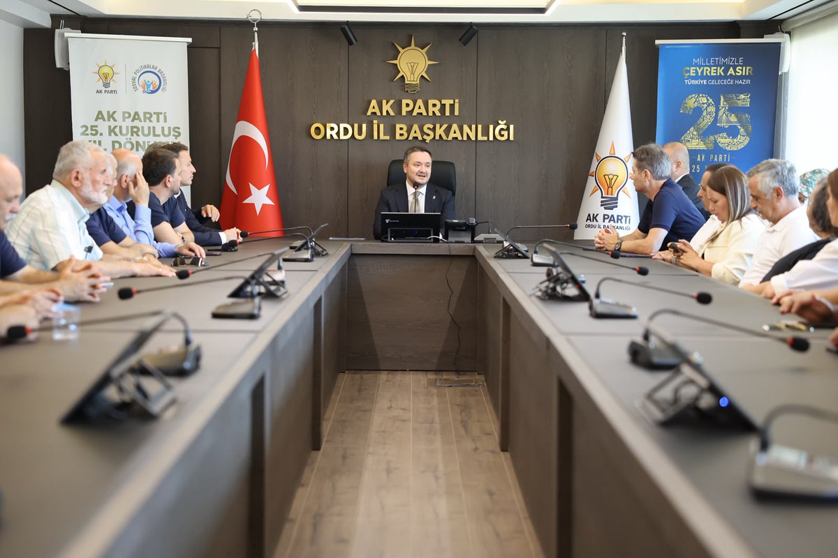 akpartiorduorg's tweet photo. AK PARTİ İL BAŞKANI SAMET ÖZDEMİR ;
MİLLETİMİZLE ÇEYREK ASIR, TÜRKİYE GELECEĞE HAZIR

AK PARTİ İl Başkanı  Samet ÖZDEMİR Parti İl binasında AK PARTİ’nin kuruluşunun 25. Yıldönümü nedeniyle basın toplantısı düzenledi . Başkan Özdemir toplantıda  ; Bundan tam 25 yıl önce, 14 Ağustos 2001’de, bir millet hareketi olan AK Parti, “Türkiye’de artık hiçbir şey eskisi gibi olmayacak.” diyerek Türkiye’nin yarınlarına açılan yeni bir yolun ilk adımını attı ifadelerini kullandı.

Başkan Özdemir , Siyasi istikrarsızlığın, ekonomik krizlerin, vesayetin ve yasakların ülkemizin üzerine ağır bir gölge gibi çöktüğü bir dönemde kurulan AK Parti, yalnızca yeni bir siyasi parti değil, aziz milletimizin değişim iradesinin, demokrasi talebinin ve güçlü Türkiye idealinin adı oldu dedi.

İl Başkanı Özdemir , Milletimiz, kuruluşundan yalnızca 15 ay sonra AK Parti’yi tek başına iktidara taşıyarak ülkemizin kaderini değiştirecek büyük yürüyüşün önünü açtı. 3 Kasım 2002’den itibaren Türkiye, Cumhurbaşkanımız ve Genel Başkanımız Sayın Recep Tayyip Erdoğan’ın liderliğinde tarihinin en kapsamlı kalkınma, demokratikleşme ve atılım dönemlerinden birine girdi dedi .

Başkan Samet Özdemir , AK Parti olarak 25 yıldır yalnızca iktidarda bulunmadık. Milletimizin emanetini taşıdık, ülkemizin yükünü omuzladık, Türkiye’yi her alanda büyütmenin ve güçlendirmenin mücadelesini verdik. Bu yolculuk boyunca kapatma davalarından 27 Nisan e-muhtırasına, Gezi olaylarından 17-25 Aralık kumpasına, terör saldırılarından 15 Temmuz hain darbe girişimine kadar demokrasimizi, millî iradeyi ve Türkiye’nin istiklalini hedef alan sayısız saldırıyla karşılaştık. Küresel ekonomik krizlerle, salgınlarla, savaşlarla ve asrın felaketi olarak nitelendirdiğimiz 6 Şubat depremlerinin yol açtığı büyük yıkımla mücadele ettik dedi.

İl Başkanı Samet Özdemir ,  Her defasında milletimize güvendik. Milletimizle omuz omuza verdik. Önümüze çıkarılan engeller karşısında geri adım atmadık, Türkiye’nin istikametinin değiştirilmesine müsaade etmedik. Terörsüz Türkiye idealimiz doğrultusunda devletimizin kararlı iradesi, kahraman güvenlik güçlerimizin fedakâr mücadelesi ve milletimizin sarsılmaz birlik ve beraberliği sayesinde ülkemizi 40 yıldır canımızdan, kaynağımızdan ve geleceğimizden çalan terör belasından kurtardık. Bu tarihî kazanımı, şehitlerimizin aziz hatırasına ve gazilerimizin fedakârlığına sahip çıkarak birlik, kardeşlik ve huzur içinde geleceğe taşıyacağız dedi.

Vesayetin siyaset üzerindeki gölgesini kaldırdık, millî iradeyi devlet yönetiminin  gerçek   merkezi   hâline   getirdik.   Demokrasimizin başkalarının kapısında bekletilen Türkiye’yi, bugün kendi ihtiyaçlarını karşılayan ve dost ülkelerin güvenliğine katkı sağlayan bir konuma ulaştırdık.

Cumhuriyet tarihimizin ilk astronotunu uzaya gönderdik. İlk yerli ve millî haberleşme uydumuz Türksat 6A’yı uzayla buluşturduk. Millî Uzay Programı’mızla Türkiye’nin iddiasını gökyüzünün ötesine taşıdık. Karadeniz’de keşfettiğimiz doğal gazı milletimizin hizmetine sunduk. Gabar’daki petrol üretimiyle yer altı kaynaklarımızı ekonomimize kazandırdık. Akkuyu Nükleer Güç Santrali, yenilenebilir enerji yatırımları ve yeni keşiflerle enerjide tam bağımsız Türkiye hedefimize kararlılıkla ilerledik.

2002 yılında 36 milyar dolar seviyesinde olan ihracatımızı 270 milyar doların üzerine taşıdık. Üreten, ihraç eden, istihdam sağlayan ve küresel rekabette söz sahibi olan bir Türkiye ekonomisinin temellerini attık. Sanayicimizin, esnafımızın, çiftçimizin ve girişimcimizin önünü açtık. Türkiye’nin gücünü ve imkânlarını belirli merkezlerle sınırlı bırakmadık, yatırımı ve kalkınmayı 81 ilimize yaydık. Standartlarını yükselttik, temel hak ve özgürlüklerin alanını genişlettik. İnancı, düşüncesi, kökeni veya hayat tarzı nedeniyle vatandaşlarımızın ötekileştirildiği dönemlere son verdik.

Başkan Özdemir, Başörtülü kadınlarımızın eğitim ve çalışma hayatından dışlanmasına neden olan yasakları ortadan kaldırdık. Gençlerimizin geleceğinin önüne konulan katsayı adaletsizliğini giderdik. Devlet ile millet arasındaki mesafeyi kapattık. Türkiye Cumhuriyeti vatandaşı olan hiç kimsenin bu ülkenin misafiri, kiracısı veya üvey evladı olmadığını gösterdik. Milletimizin on yıllardır yüreğinde taşıdığı büyük bir hasreti sona erdirdik. Ayasofya-i Kebir Cami-i Şerifi’nin zincirlerini kırarak 86 yılın ardından yeniden ibadete açılmasını sağladık. Böylece yalnızca tarihî bir emanete sahip çıkmadık, Türkiye’nin kendi değerleri ve kararları üzerinde söz sahibi, bağımsız ve egemen bir ülke olduğunu bütün dünyaya ilan ettik dedi.

Özdemir , “İnsanı yaşat ki devlet yaşasın. Anlayışıyla sosyal devletin imkânlarını toplumun bütün kesimleriyle buluşturduk. Sağlıkta gerçekleştirdiğimiz büyük dönüşümle hastaneleri, şehir hastanelerini ve modern sağlık merkezlerini milletimizin hizmetine sunduk. Eğitimde dersliklerden üniversitelere, yurtlardan teknoloji altyapısına kadar büyük bir seferberlik başlattık. 81 ilimizin tamamını üniversiteyle buluşturduk.
İl Başkanı Özdemir, TOKİ eliyle milyonlarca vatandaşımızı güvenli ve modern konutlara kavuşturduk. Yaşlılarımızdan engelli vatandaşlarımıza, ihtiyaç sahibi ailelerimizden şehit yakınları ve gazilerimize kadar toplumun her kesimini kuşatan sosyal destek mekanizmaları kurduk. 6 Şubat depremlerinin ardından şehirlerimizi yalnızca yeniden inşa etmekle kalmadık, daha dirençli ve daha güvenli bir geleceğin temellerini attık. Türkiye’yi ulaşım ve altyapıda çağ atlattık. Bölünmüş yollarla şehirlerimizi birbirine bağladık, yüksek hızlı tren ağlarını ülkemizin dört bir yanına ulaştırdık. Marmaray, Avrasya Tüneli, Yavuz Sultan Selim Köprüsü, Osmangazi Köprüsü, 1915 Çanakkale Köprüsü, İstanbul Havalimanı ve daha nice eserle milletimizin yıllarca hayalini kurduğu projeleri gerçeğe dönüştürdük dedi.

Başkan Özdemir , Türkiye’yi teknoloji üreten, tasarlayan ve geliştiren bir ülke hâline getirdik. Yarım asrı aşan yerli otomobil hayalimizi Togg ile gerçeğe dönüştürdük. Kendi otomobilini, insansız hava araçlarını, savaş gemilerini, helikopterlerini ve uçaklarını üretebilen güçlü bir Türkiye inşa ettik. İHA’larımız, SİHA’larımız, Bayraktar TB2, Akıncı, Anka, Kızılelma, HÜRJET, KAAN, ATAK, Gökbey, TCG Anadolu ve ALTAY tankı gibi yerli ve millî projelerimizle savunma sanayiinde Türkiye’nin adını dünyanın önde gelen ülkeleri  arasına  yazdırdık.  Bir  dönem  savunma  ihtiyaçları  için Dış politikada kendi kararlarını kendisi alan, sahada ve masada güçlü, bölgesindeki gelişmelere yön veren bir Türkiye inşa ettik. Ülkemizi yalnızca kendi vatandaşlarının değil, gönül coğrafyamızdaki kardeşlerimizin ve dünyanın dört bir yanındaki mazlumların da umudu hâline getirdik. Türkiye, Cumhurbaşkanımız Sayın Recep Tayyip Erdoğan’ın güçlü liderliğiyle uluslararası meselelerde görüşü aranan, sözü dinlenen ve attığı adımlar yakından takip edilen bir ülke konumuna ulaştı.

Başkan Özdemir , Bugün AK Parti, Yargıtay Cumhuriyet Başsavcılığının açıkladığı resmî verilere göre 11 milyon 709 bin 913 üyesiyle Türkiye’nin açık ara en büyük siyasi partisidir. Bu sayı, milletimizin hareketimize duyduğu güvenin, teşkilatlarımızın fedakâr çalışmasının ve Türkiye sevdamızın en somut göstergelerinden biridir. Ancak , bizim için her üyemiz yalnızca bir rakam değil, aynı ideale inanmış bir yol ve dava arkadaşıdır. AK Parti’nin asıl gücü binalardan, makamlardan veya unvanlardan değil, milletimizle kurduğu sarsılmaz gönül bağından gelmektedir dedi.

Başkan Özdemir , 25 yıllık hikâyemizde elde ettiğimiz bütün başarıların gerçek sahibi aziz milletimizdir. Sandıklara sahip çıkan teşkilat mensuplarımızdan mahalle mahalle, sokak sokak çalışan kadın ve gençlik kollarımıza, kuruluşumuzdan bugüne kadar farklı kademelerde sorumluluk üstlenen bütün yol arkadaşlarımıza şükranlarımızı sunuyoruz. Bu kutlu davaya ömrünü adamış ve bugün aramızda bulunmayan kardeşlerimizi rahmetle, minnetle ve dualarla yâd ediyoruz.

Başkan Özdemir terörsüz Türkiye vurgusu yaparak , Çeyrek asırlık birikimimizi geçmişin hatırası olarak değil, geleceğin güçlü temeli olarak görüyoruz. Önümüzde şimdi daha büyük hedefler, daha büyük sorumluluklar ve Türkiye Yüzyılı idealimiz bulunmaktadır.  Terörsüz Türkiye kazanımını kalıcı hâle getiren, sivil ve özgürlükçü anayasasıyla demokrasisini güçlendirmiş, yüksek teknolojide öncü, ekonomide daha güçlü, enerjide ve savunmada tam bağımsız bir Türkiye için çalışmayı sürdüreceğiz. Cumhurbaşkanımız ve Genel Başkanımız Sayın Recep Tayyip Erdoğan’ın liderliğinde Türkiye Yüzyılı’nı milletimizle birlikte inşa edeceğiz dedi.

Başkan Özdemir , 25. kuruluş yıl dönümümüzün coşkusunu 81 ilimizde düzenleyeceğimiz çeşitli programlarla yaşayacağız. Kutlamalarımızı, 14 Ağustos 2026 Cuma günü Cumhurbaşkanımız ve Genel Başkanımız Sayın Recep Tayyip Erdoğan’ın teşrifleriyle Başkent Millet Bahçesi’nde gerçekleştireceğimiz büyük ve coşkulu buluşmayla taçlandıracağız.

Başkan Özdemir, 14 Ağustos’ta Ordu’dan da  Ankara’ya kutlamalar için gideceklerini belirterek  bu vesile ile ,aziz milletimizi, 25 yıllık eser, hizmet ve mücadele yolculuğumuzun gururunu paylaşmaya, Türkiye Yüzyılı yürüyüşümüzde saflarımızı daha da sıklaştırmaya davet ediyoruz dedi.

İlk günkü aşkla, ilk günkü heyecanla ve aynı kararlılıkla yolumuza devam ediyoruz.
Milletimizle çeyrek asır, Türkiye geleceğe hazır.