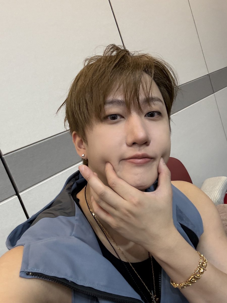 realskzoo's tweet photo. CB en 🫧
[260811]

🐷🐇: 📸×2
🐷🐇: Tómalas!!
🐷🐇: En conmemoración de mi cumpleaños!!
🐷🐇: Selfies ㅎㅎ https://t.co/7Qm2wHo0kk