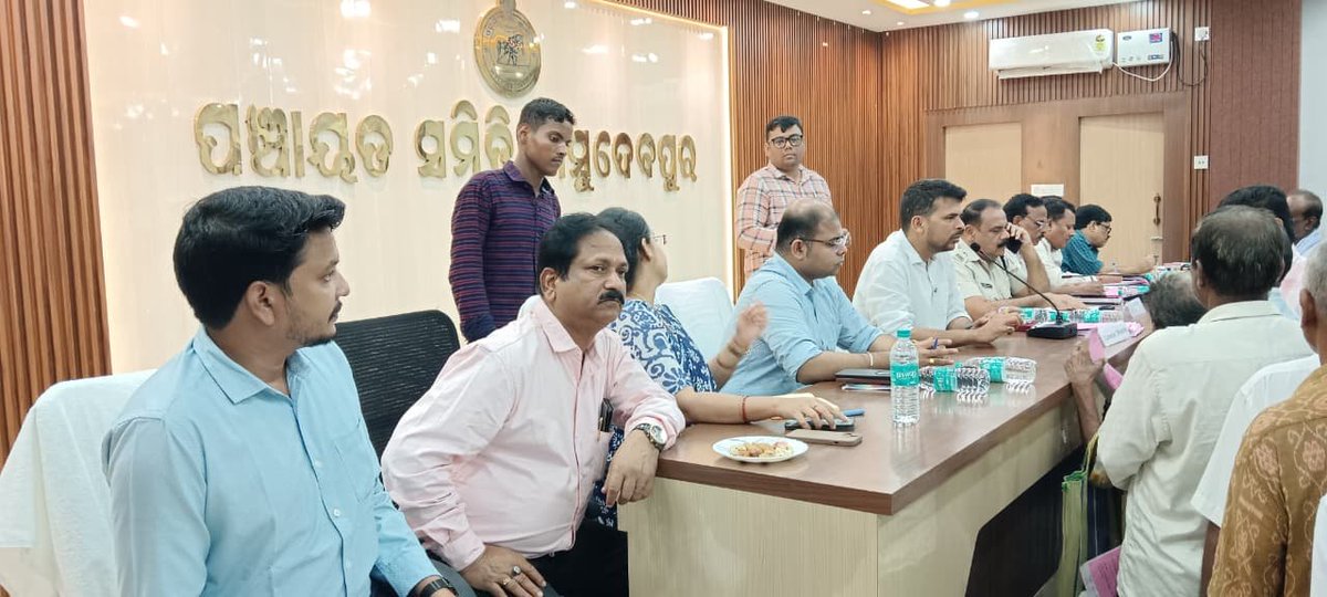 DM_Bhadrak's tweet photo. ଜିଲ୍ଲାପାଳ,ଭଦ୍ରକ ଓ ଆରକ୍ଷୀ ଅଧିକ୍ଷକ,ଭଦ୍ରକଙ୍କ ପ୍ରତ୍ୟକ୍ଷ ଜନଶୁଣାଣି ଶିବିର ବାସୁଦେବପୁର ବ୍ଳକ କାର୍ଯ୍ୟାଳୟ ପରିସରରେ ଅନୁଷ୍ଠିତ ହୋଇଥିଲା।ଏହି ଶିବିରରେ ଅତିରିକ୍ତ ଜିଲ୍ଲାପାଳ(ସାଧାରଣ),ମୁଖ୍ୟ ଉନ୍ନୟନ ଅଧିକାରୀ,ଗୋଷ୍ଠୀ ଉନ୍ନୟନ ଅଧିକାରୀଙ୍କ ସମେତ ଅନ୍ୟାନ୍ୟ ଜିଲ୍ଲାସ୍ତରୀୟ ଅଧିକାରୀମାନେ ଉପସ୍ଥିତି ରହି ଅଭିଯୋଗ ଶୁଣାଣି କରିଥିଲେ। https://t.co/XdMEZ3zxY3
