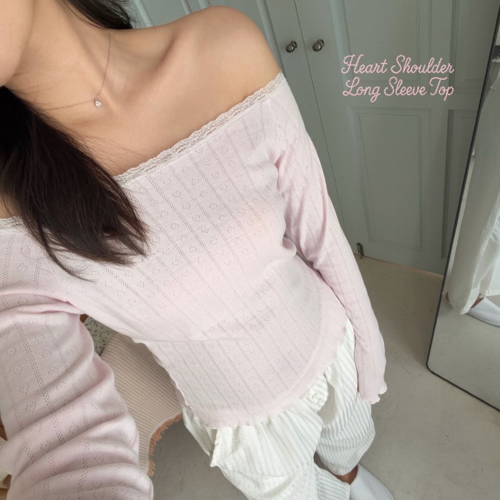 Pinkpinglike's tweet photo. แปะเสื้อสีชมพูโทนนี้ พึ่งเห็นแบรนด์นี้ออกมาใหม่เลย เป็นปาดไหล่สีชมพูละมุน ๆ  ชอบที่ดีเทลเป็นขอบลูกไม้ น่ารักมาก ตัวอื่นก็มีนะ สายเดี่ยว คาร์ดิแกนสีชมพูหมดเลย ใส่ได้บ่อยย🐇🎀🪽 https://t.co/Da86IS1Jag
