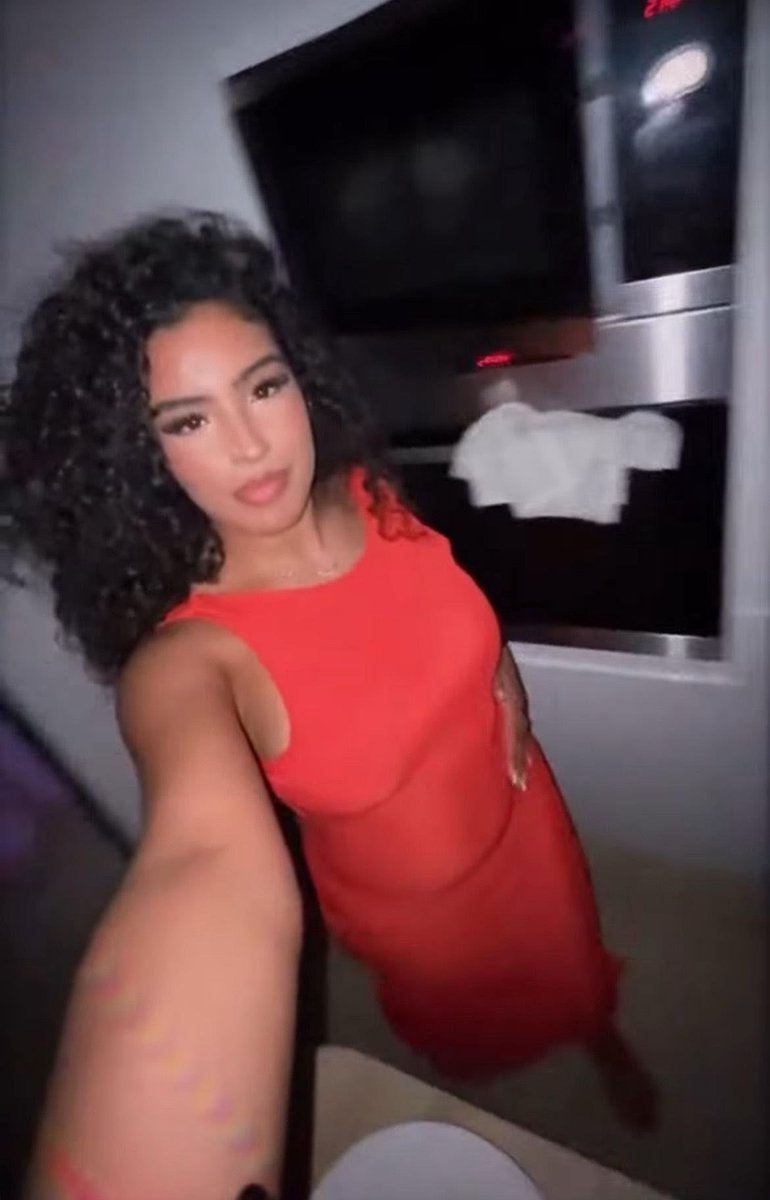 MRF_Queens's tweet photo. Elle s'appelle Maya, elle a 19 ans et apparemment elle trompe son mec 🫣
Vous pensez qu'elle mérite quoi cette salope quand vous la voyez ? 😈
#Cocu #Proches #IRL #Meuf #Beurette https://t.co/awhtK9BmrE