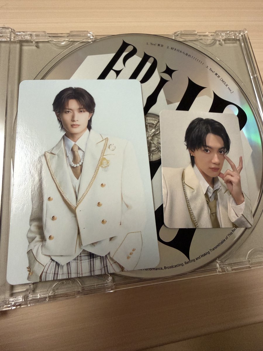 sRORIS's tweet photo. 意識が低い貧乏人だからCD1枚しか買ってないけどトレカ自引きできて神 https://t.co/nuakWTa20D